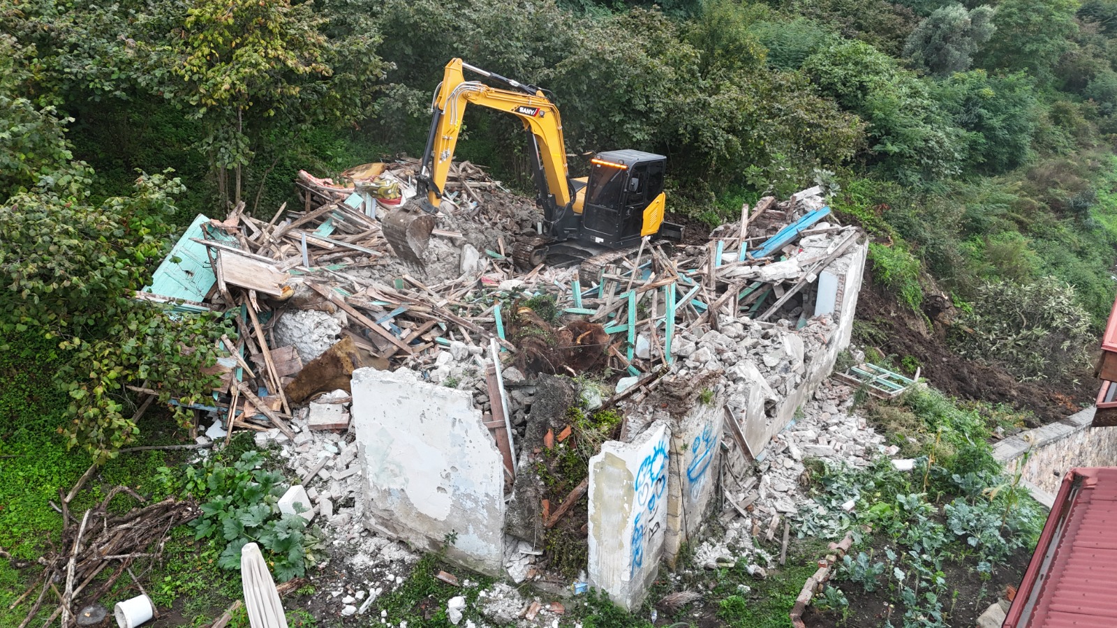 ALTINORDU’DA 32’NCİ METRUK BİNA YIKILDI