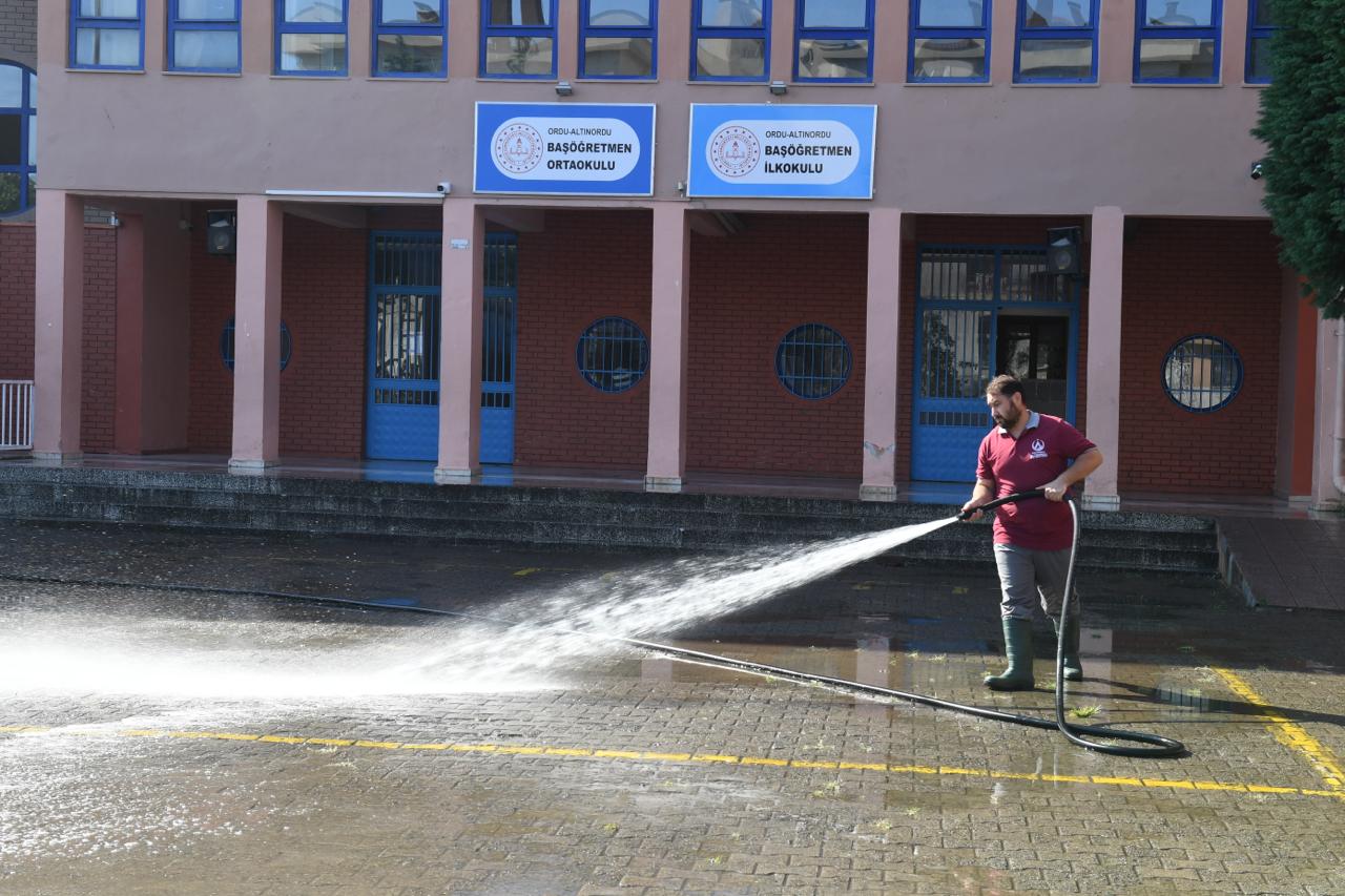 ALTINORDU BELEDİYESİ’NDEN OKULLARDA TEMİZLİK SEFERBERLİĞİ