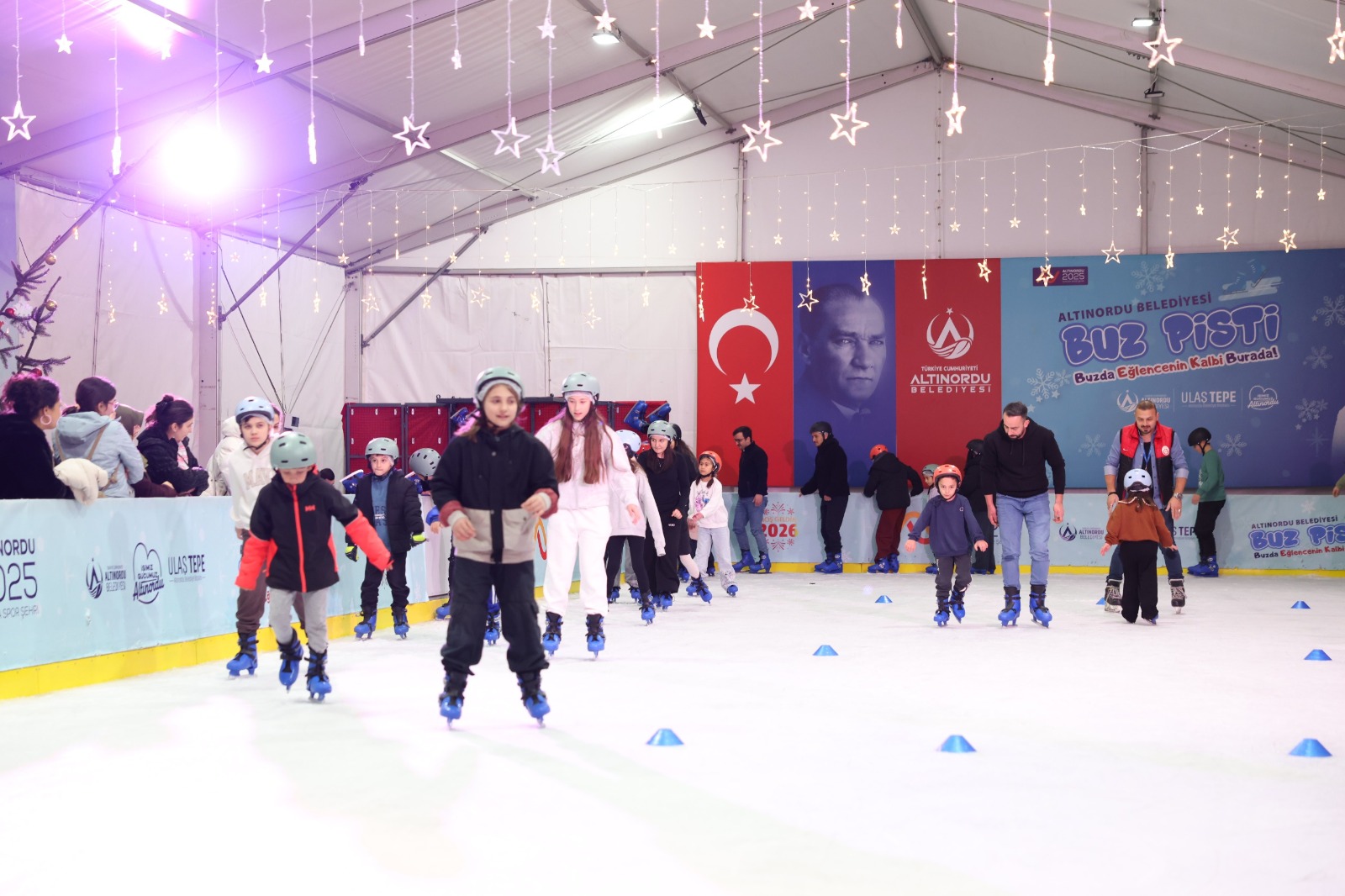 ALTINORDU BELEDİYESİ BUZ PİSTİNDE SÖMESTR TATİLİ YOĞUNLUĞU