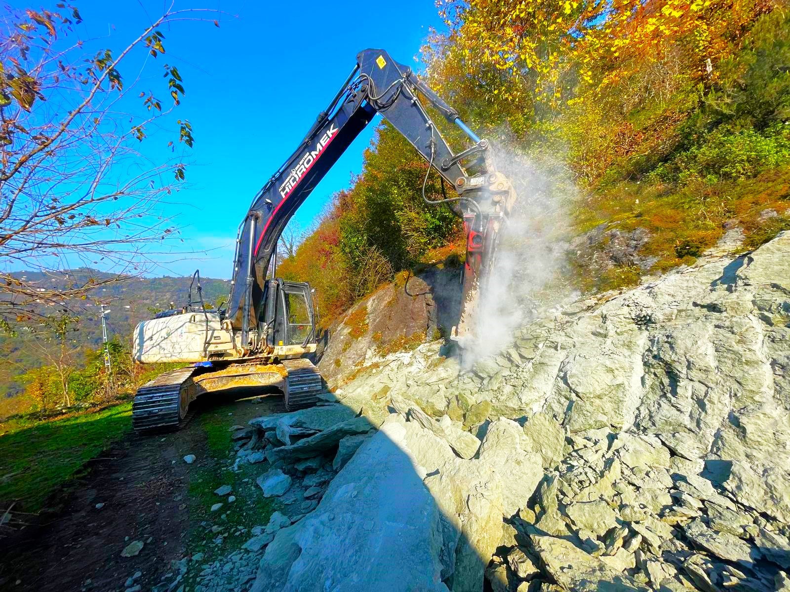 ZAFER MAHALLESİNDE YOL ÇİLESİNE NEŞTER VURULDU