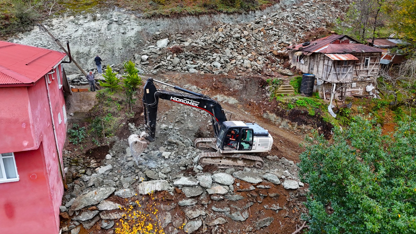 ZAFER MAHALLESİNDE YOL ÇİLESİNE NEŞTER VURULDU