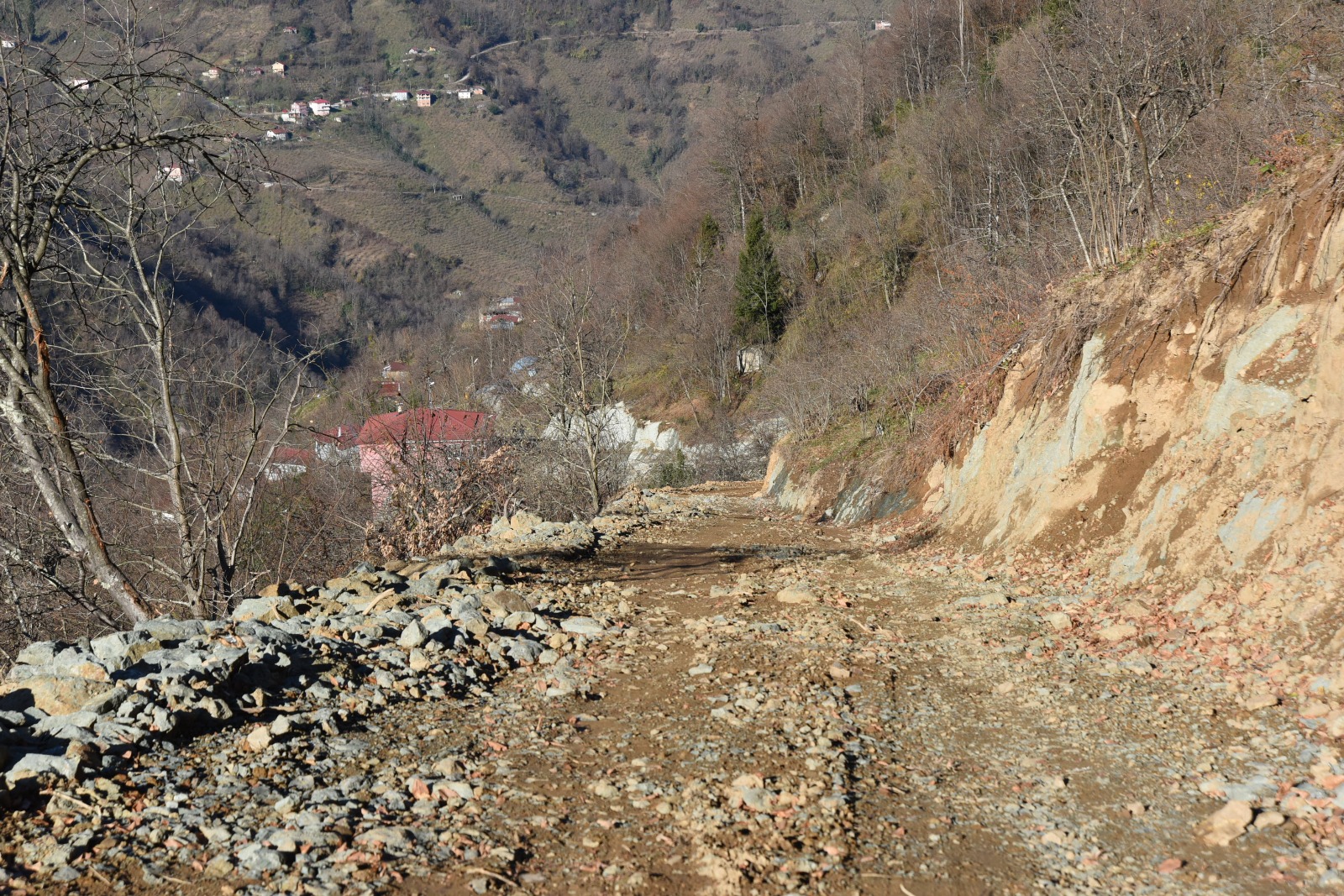 ZAFER MAHALLESİNDE YOL ÇİLESİNE NEŞTER VURULDU