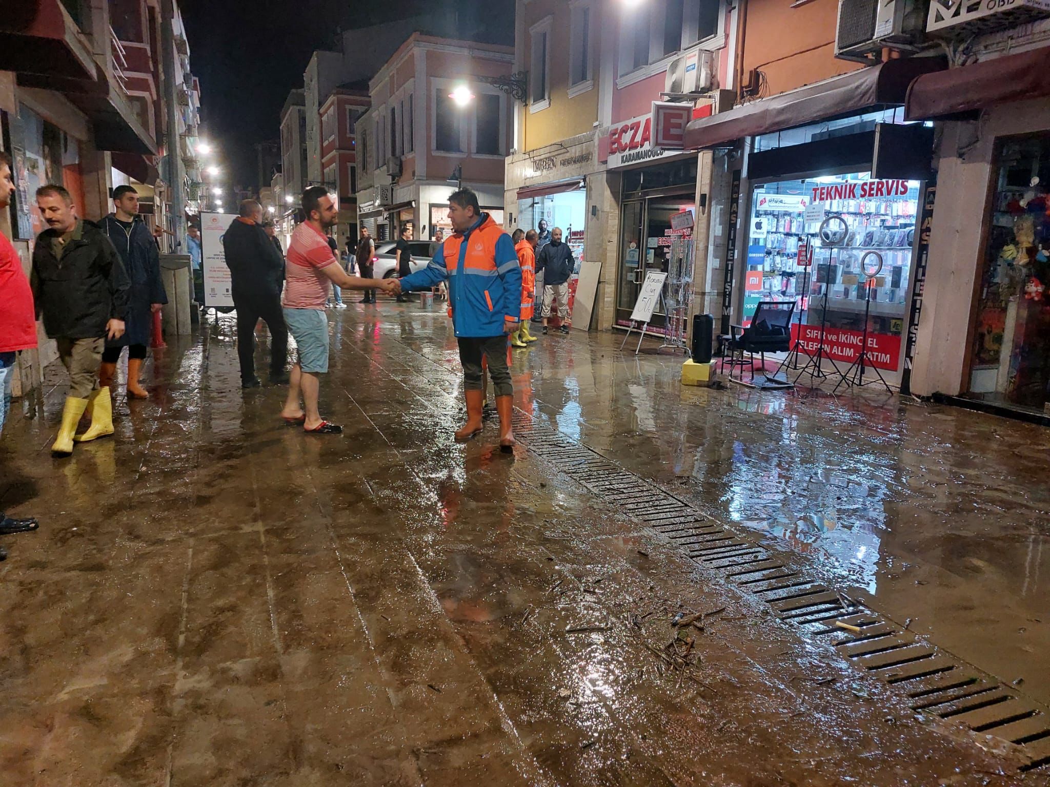 ALTINORDU BELEDİYESİ TÜM EKİPLERİYLE SEFERBER OLDU