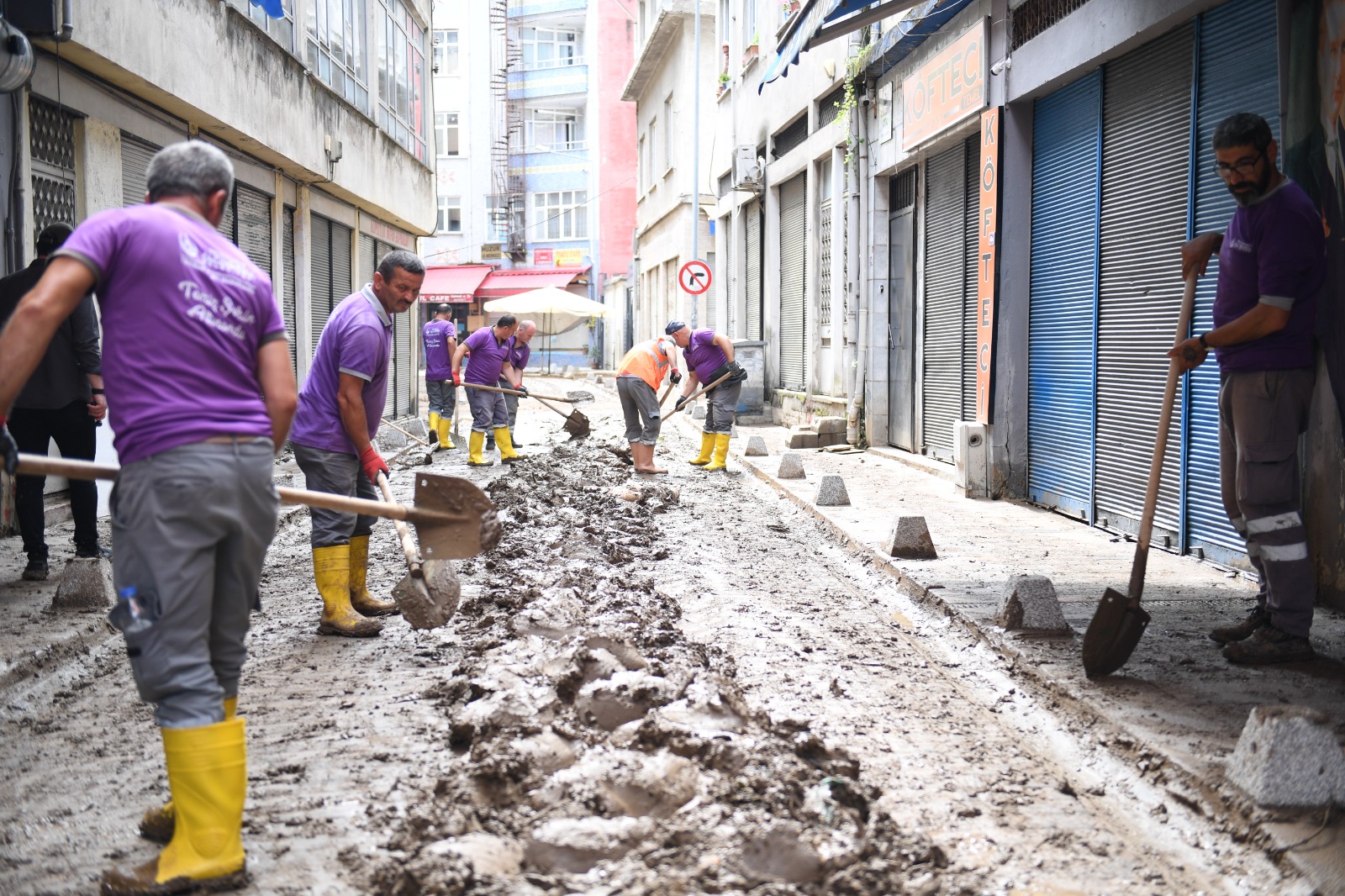 ALTINORDU BELEDİYESİ TÜM EKİPLERİYLE SEFERBER OLDU