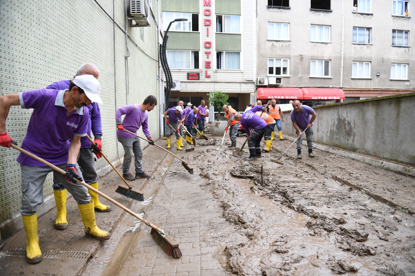 ALTINORDU BELEDİYESİ TÜM EKİPLERİYLE SEFERBER OLDU