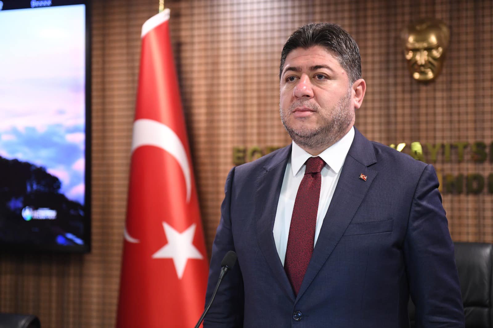 BAŞKAN TÖREN “GAZİ MUSTAFA KEMAL ATATÜRK’ÜN CUMHURİYET SEVDASI VE BU ÜLKE İÇİN HEDEF KOYDUĞU İDEALLER BİZİM DE KIZIL ELMAMIZ”