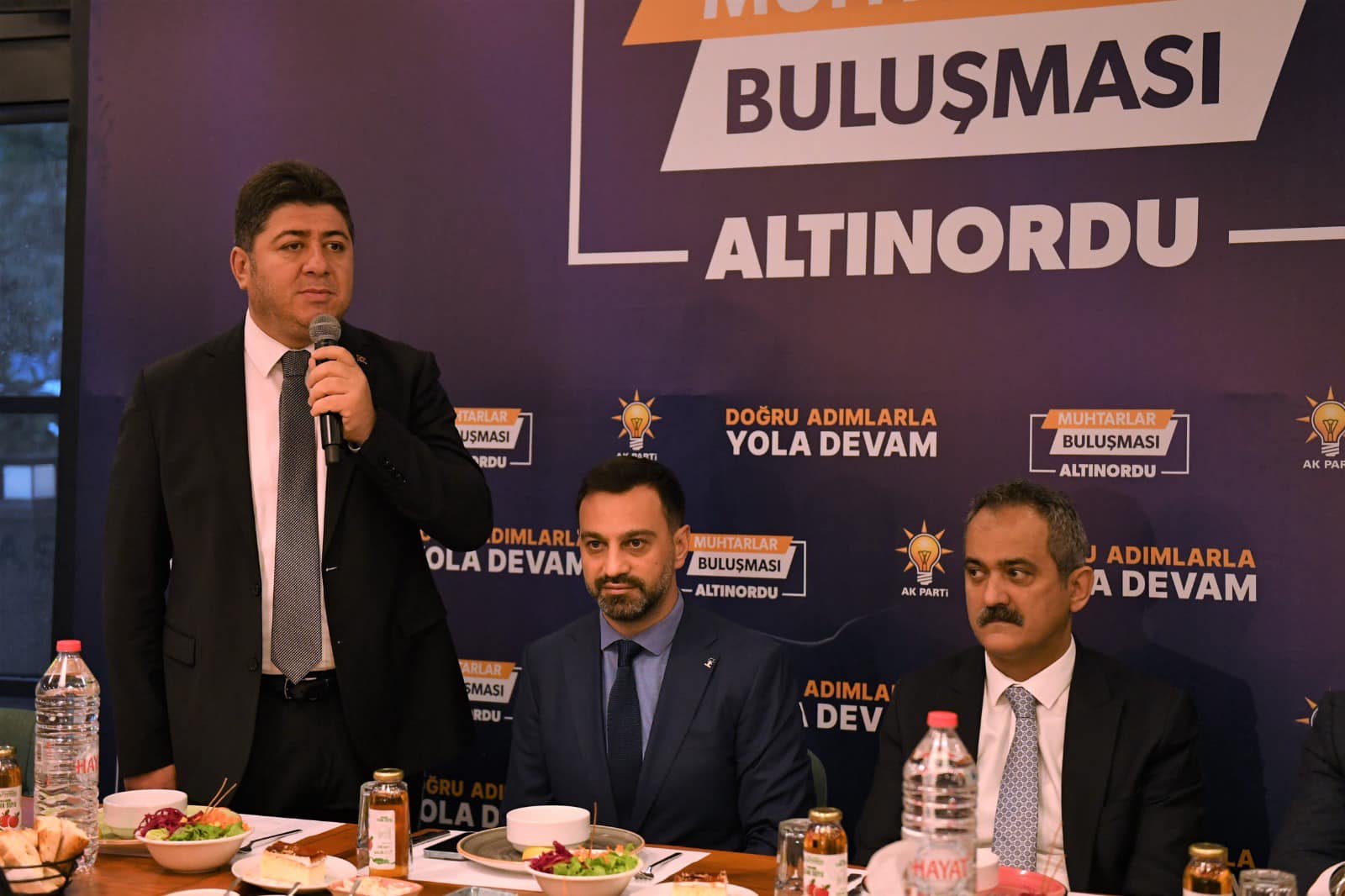 BAKAN ÖZER ALTINORDU’LU MUHTARLAR İLE İFTARDA SOFRASINDA BULUŞTU