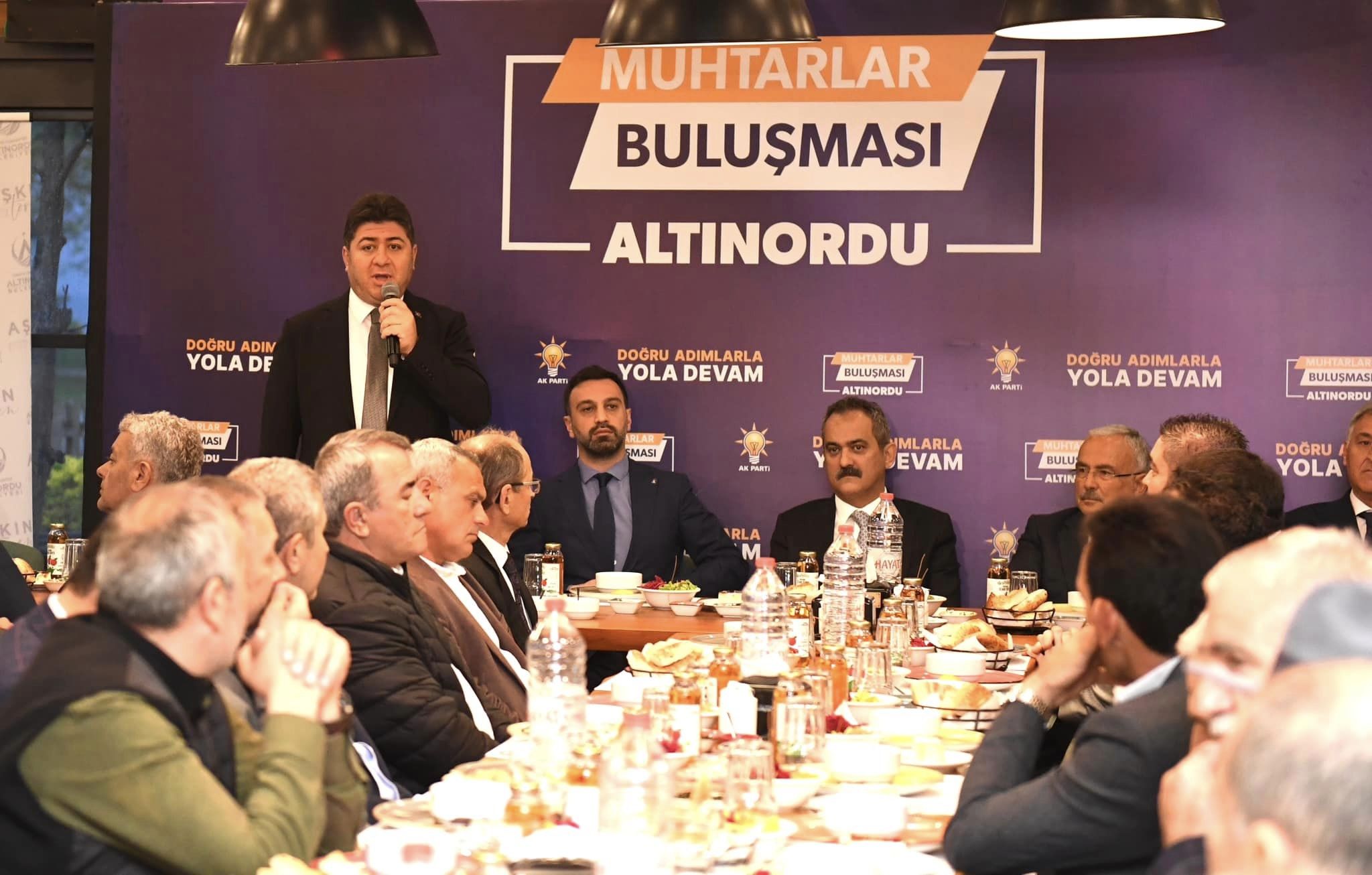 BAKAN ÖZER ALTINORDU’LU MUHTARLAR İLE İFTARDA SOFRASINDA BULUŞTU