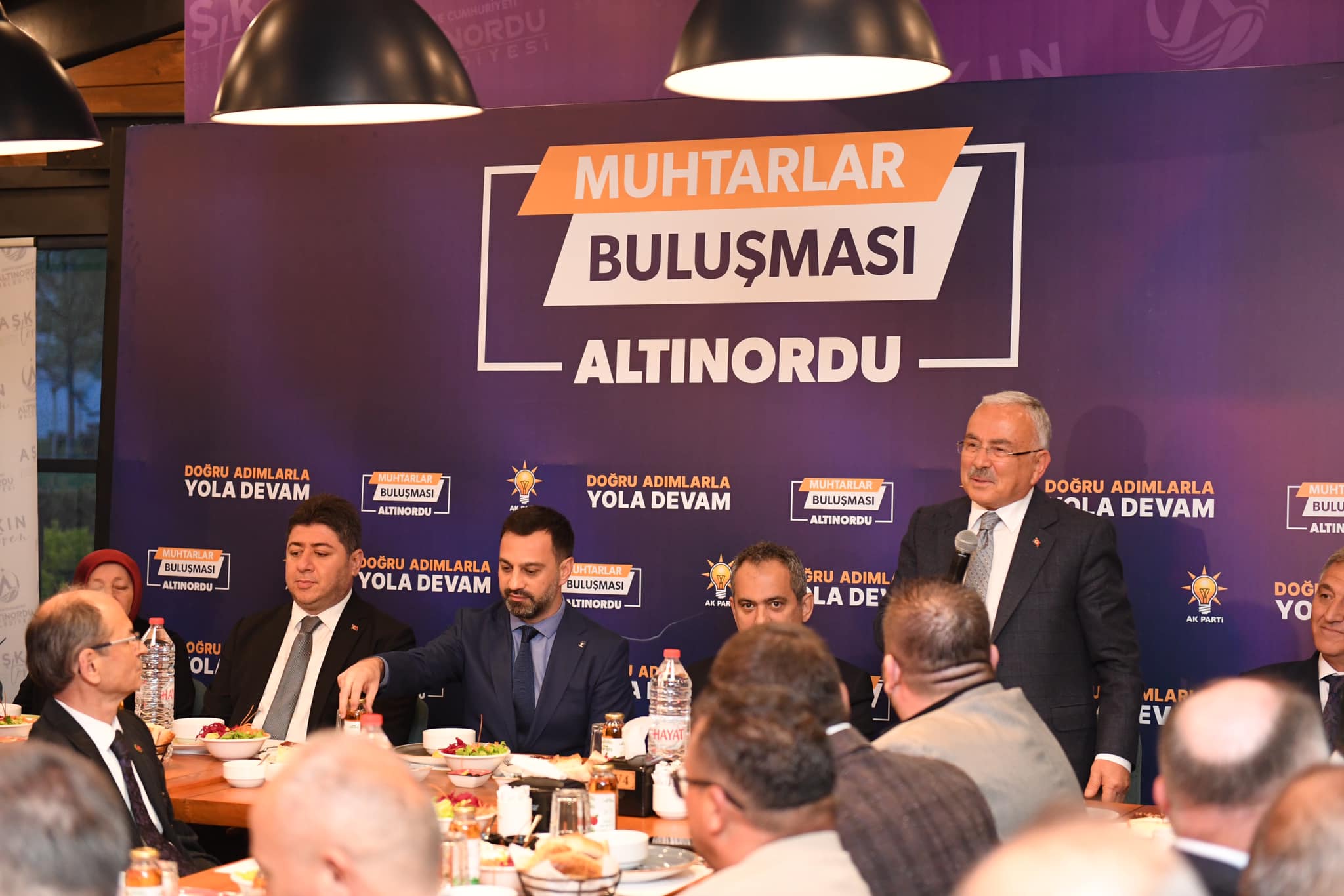 BAKAN ÖZER ALTINORDU’LU MUHTARLAR İLE İFTARDA SOFRASINDA BULUŞTU