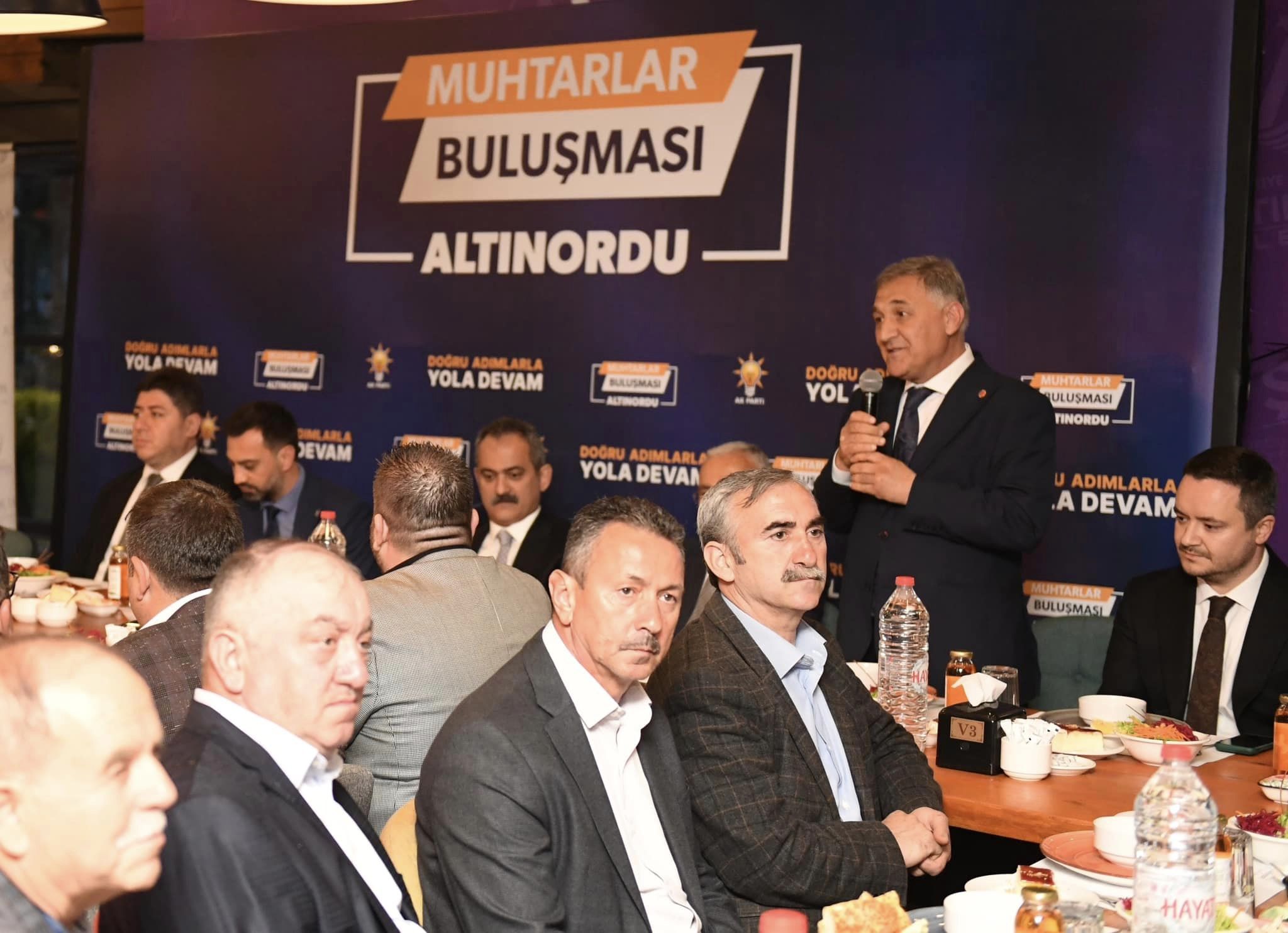 BAKAN ÖZER ALTINORDU’LU MUHTARLAR İLE İFTARDA SOFRASINDA BULUŞTU