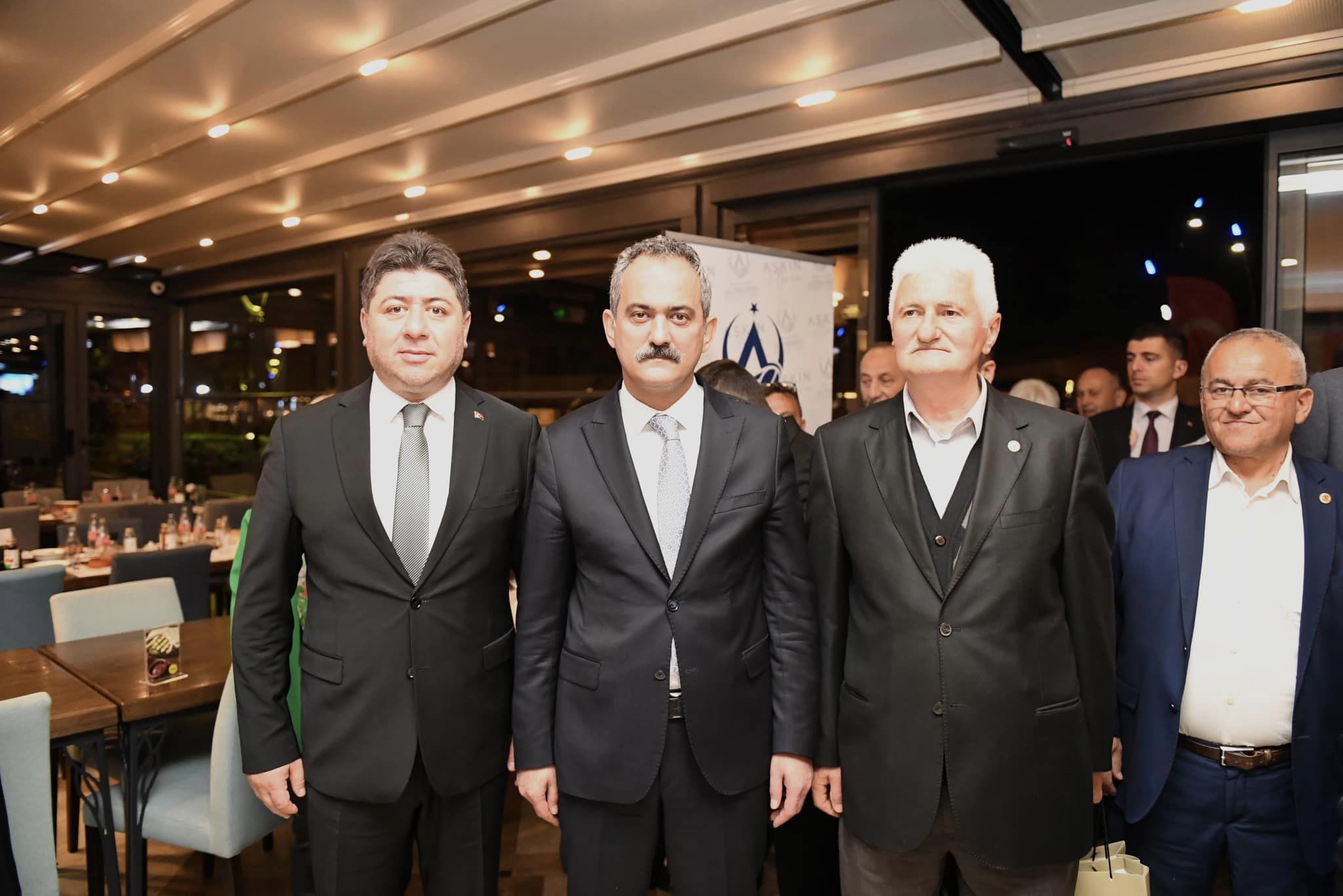 BAKAN ÖZER ALTINORDU’LU MUHTARLAR İLE İFTARDA SOFRASINDA BULUŞTU