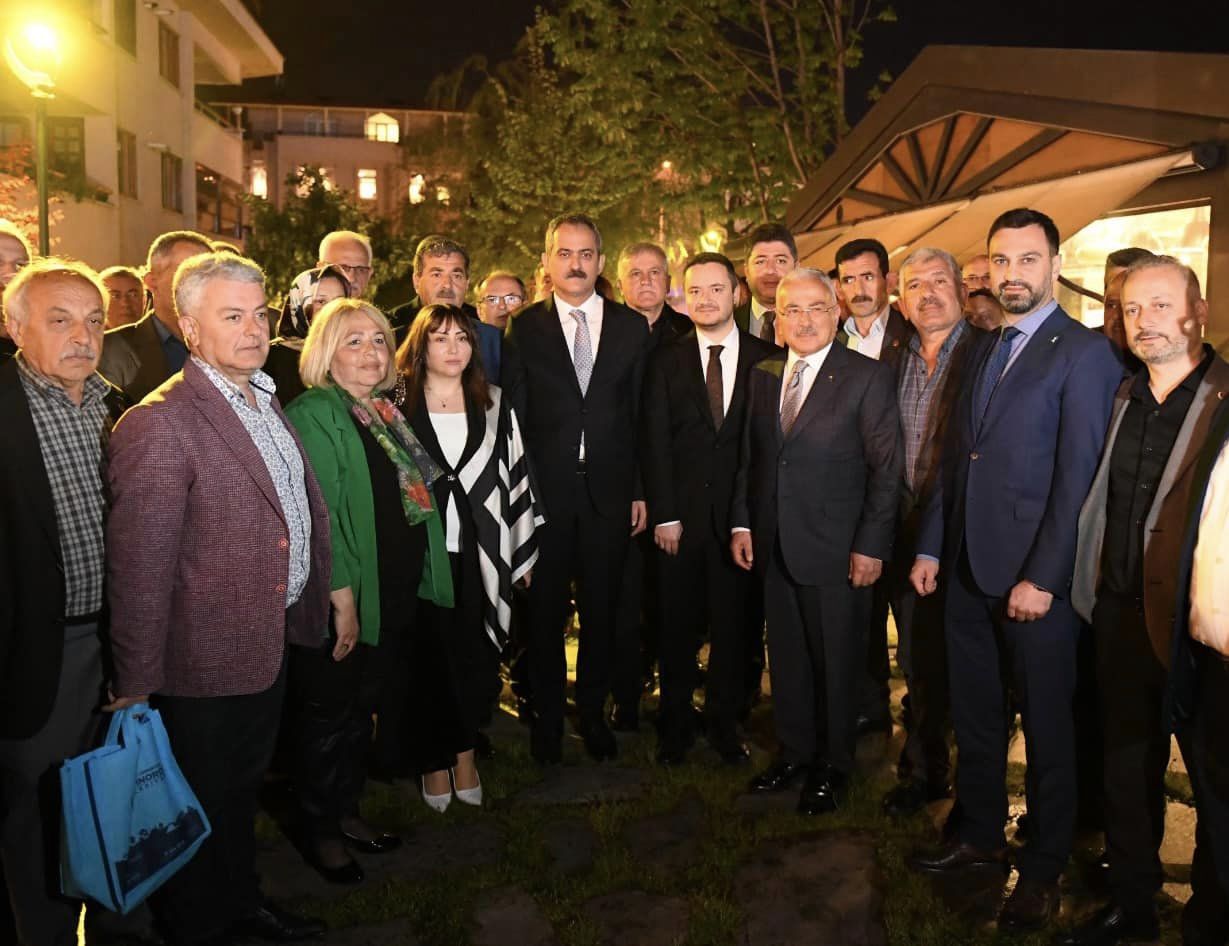 BAKAN ÖZER ALTINORDU’LU MUHTARLAR İLE İFTARDA SOFRASINDA BULUŞTU
