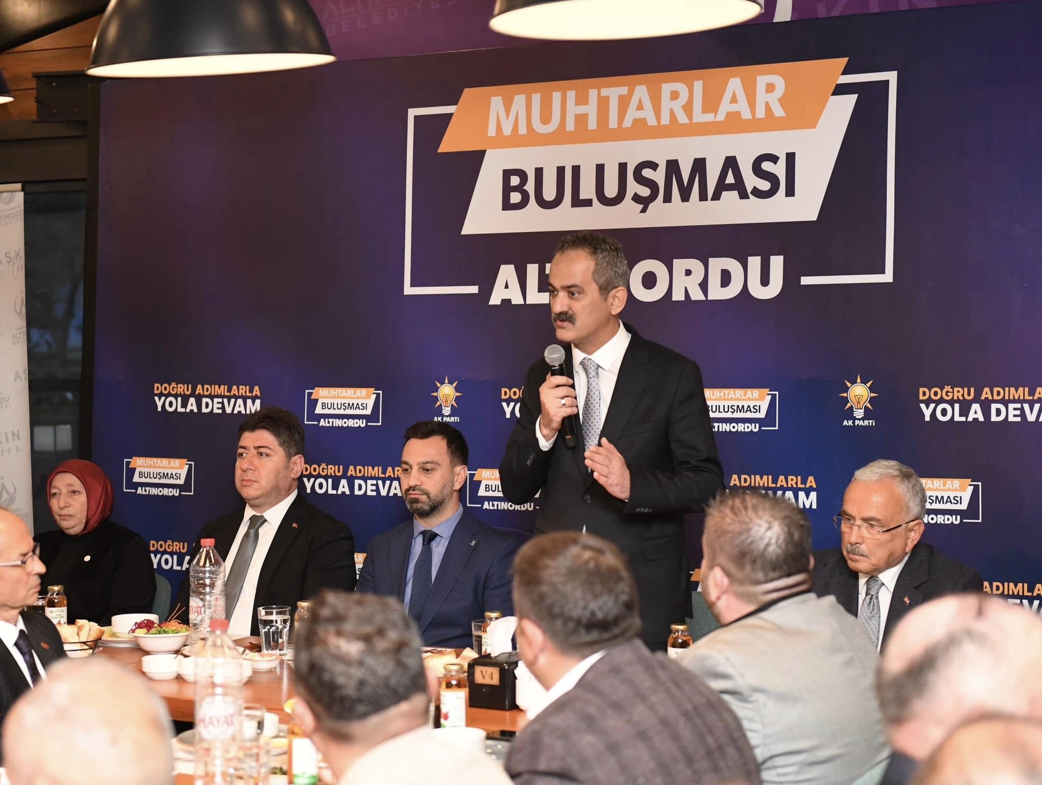 BAKAN ÖZER ALTINORDU’LU MUHTARLAR İLE İFTARDA SOFRASINDA BULUŞTU