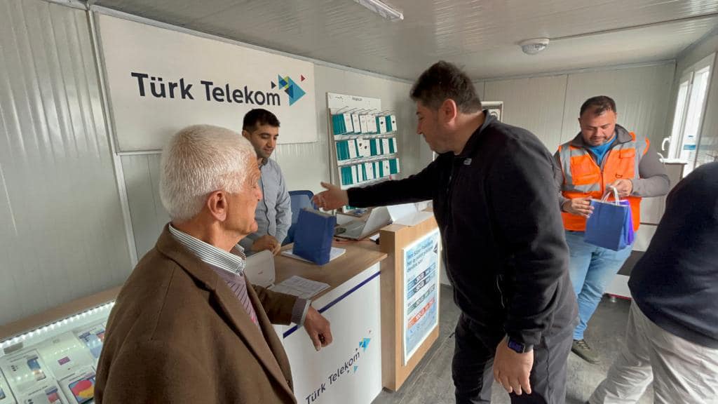 BAŞKAN AŞKIN TÖREN DEPREMZEDELERİ BAYRAMDA DA YALNIZ BIRAKMADI