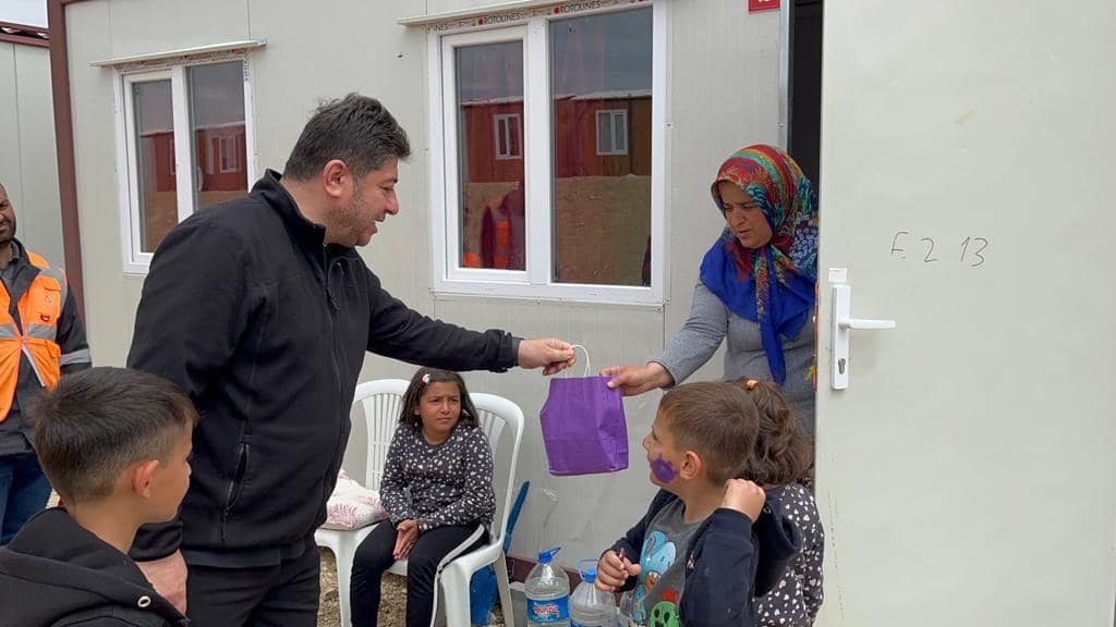 BAŞKAN AŞKIN TÖREN DEPREMZEDELERİ BAYRAMDA DA YALNIZ BIRAKMADI