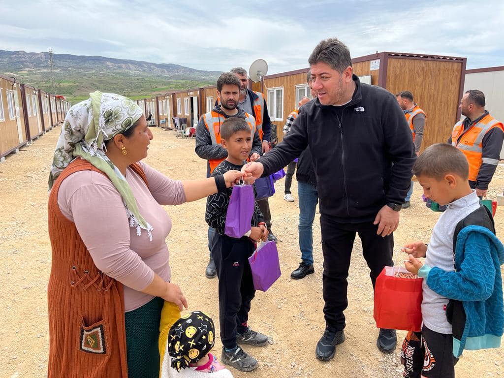 BAŞKAN AŞKIN TÖREN DEPREMZEDELERİ BAYRAMDA DA YALNIZ BIRAKMADI