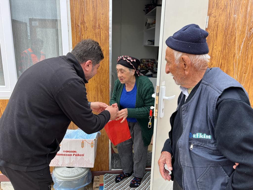 BAŞKAN AŞKIN TÖREN DEPREMZEDELERİ BAYRAMDA DA YALNIZ BIRAKMADI