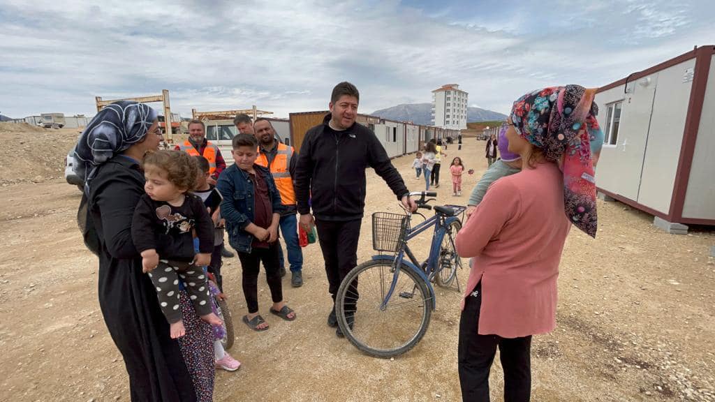 BAŞKAN AŞKIN TÖREN DEPREMZEDELERİ BAYRAMDA DA YALNIZ BIRAKMADI