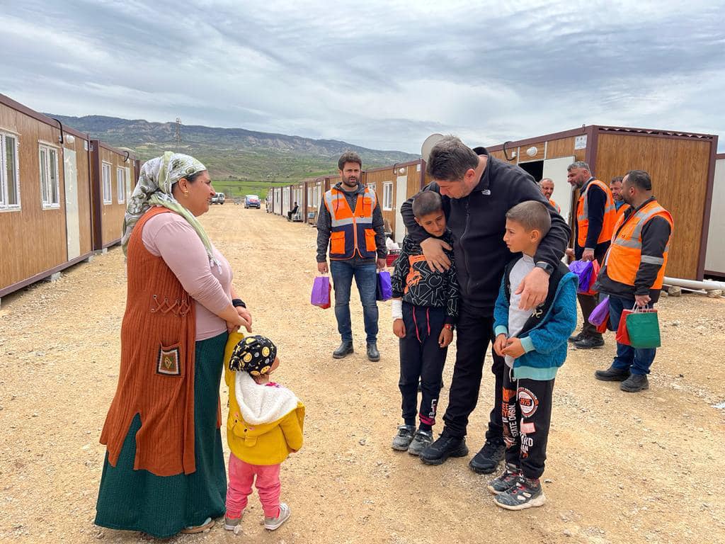 BAŞKAN AŞKIN TÖREN DEPREMZEDELERİ BAYRAMDA DA YALNIZ BIRAKMADI