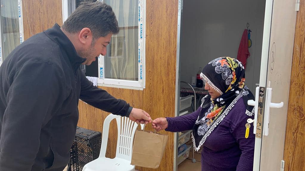 BAŞKAN AŞKIN TÖREN DEPREMZEDELERİ BAYRAMDA DA YALNIZ BIRAKMADI