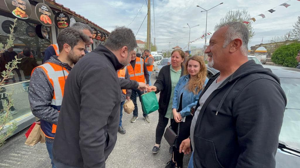 BAŞKAN AŞKIN TÖREN DEPREMZEDELERİ BAYRAMDA DA YALNIZ BIRAKMADI