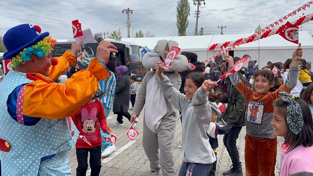 ALTINORDU BELEDİYESİ DEPREMZEDE ÇOCUKLARA TEBESSÜM OLDU