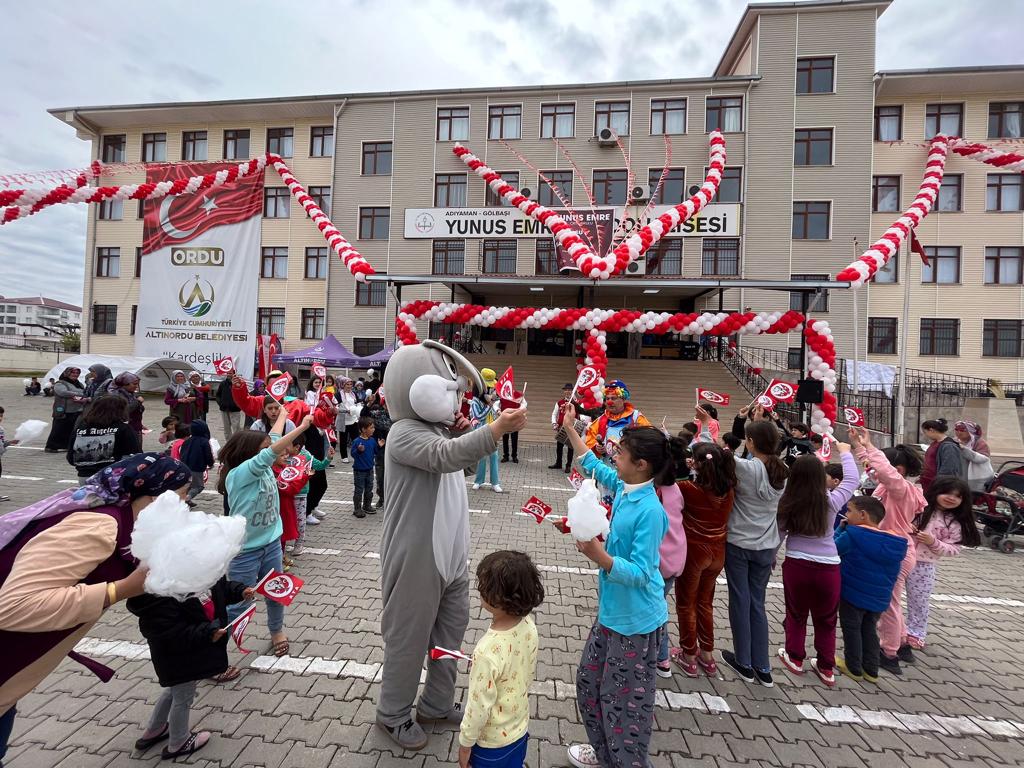 ALTINORDU BELEDİYESİ DEPREMZEDE ÇOCUKLARA TEBESSÜM OLDU