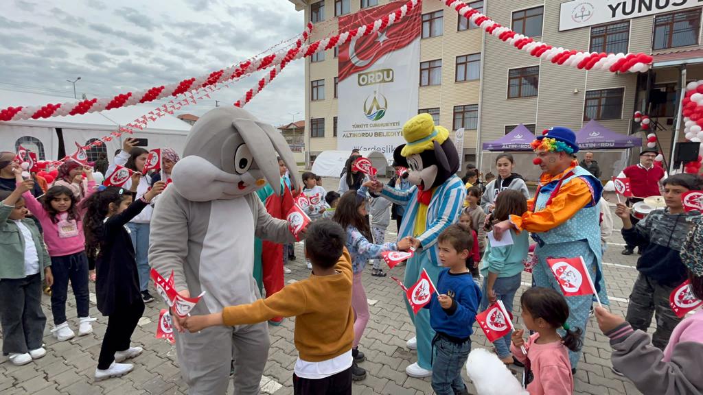 ALTINORDU BELEDİYESİ DEPREMZEDE ÇOCUKLARA TEBESSÜM OLDU