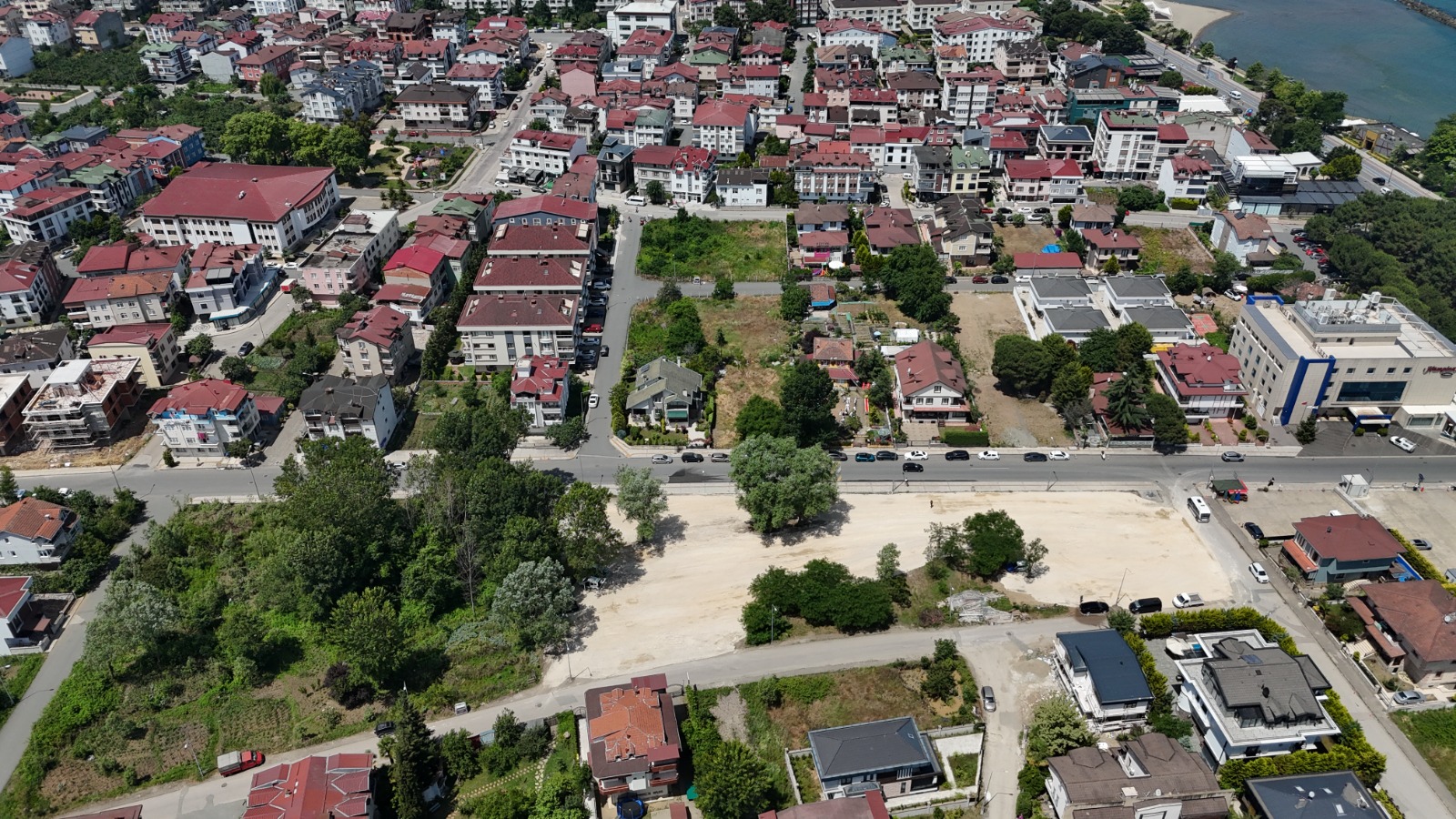 AKYAZI SAHİLİNDE ÜCRETSİZ OTOPARK ALANI SAYISI ARTIYOR
