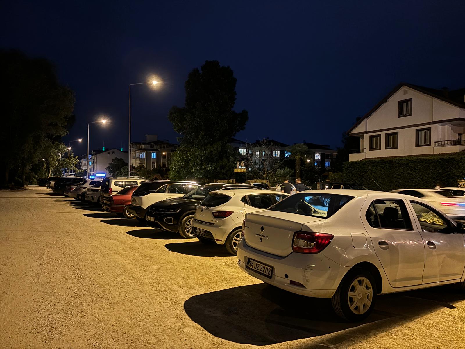AKYAZI SAHİLİNDE ÜCRETSİZ OTOPARK ALANI SAYISI ARTIYOR