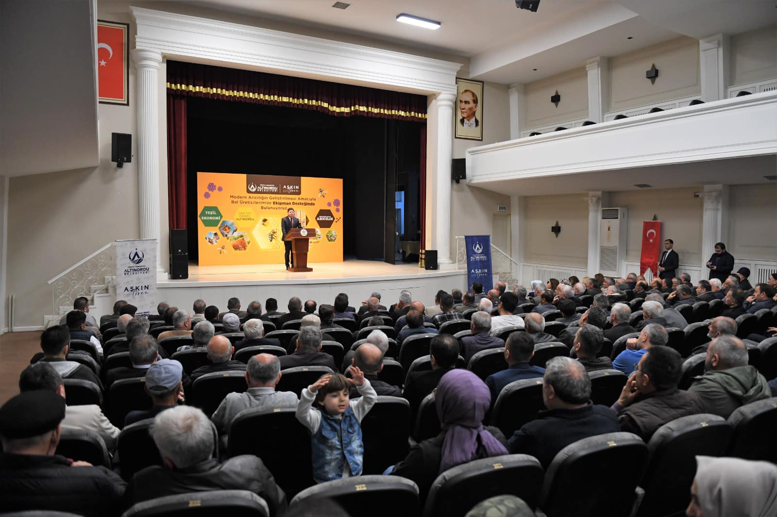 HER ŞARTTA ÜRETİCİSİNİN YANINDA OLAN ALTINORDU BELEDİYESİ’NDEN BİR DESTEK DE ARICILAR VE BAL ÜRETİCİLERİNE