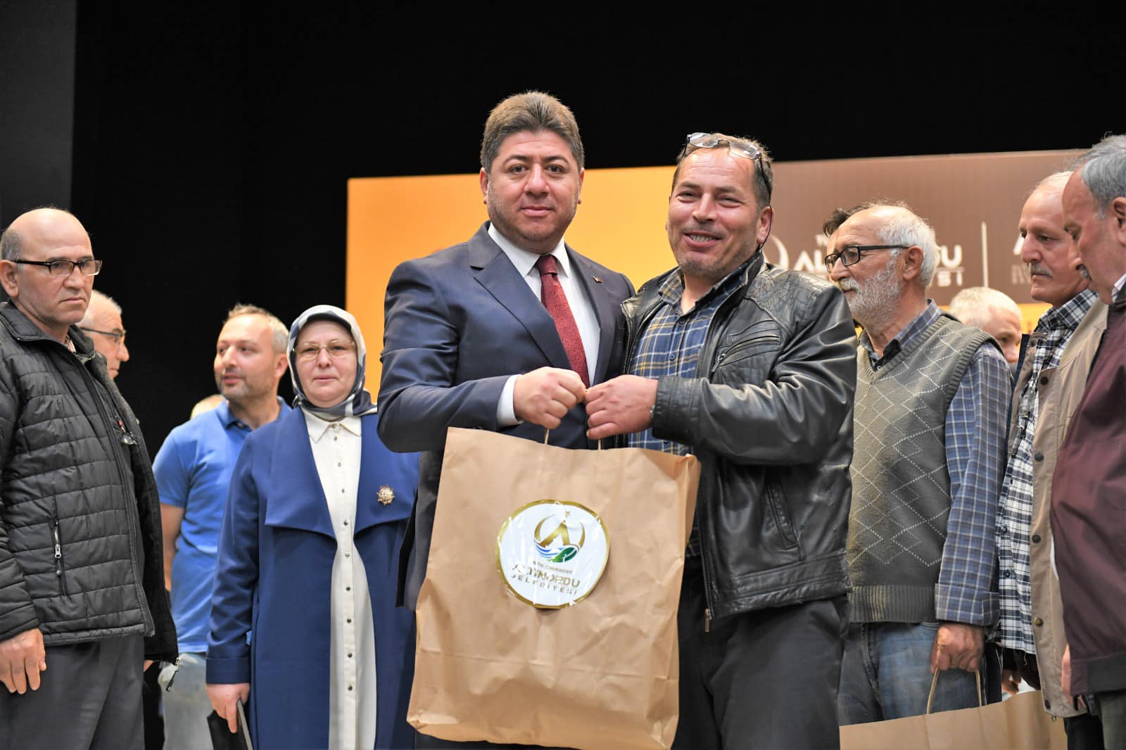 HER ŞARTTA ÜRETİCİSİNİN YANINDA OLAN ALTINORDU BELEDİYESİ’NDEN BİR DESTEK DE ARICILAR VE BAL ÜRETİCİLERİNE