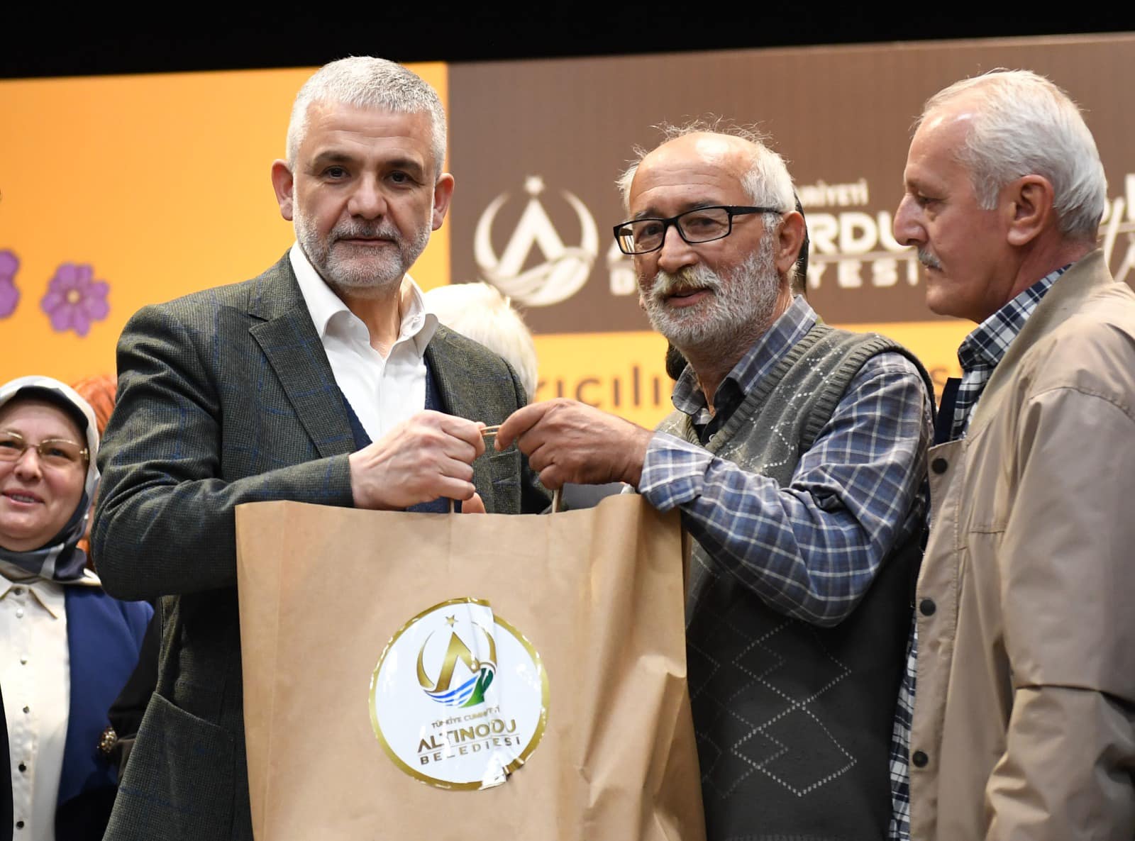 HER ŞARTTA ÜRETİCİSİNİN YANINDA OLAN ALTINORDU BELEDİYESİ’NDEN BİR DESTEK DE ARICILAR VE BAL ÜRETİCİLERİNE