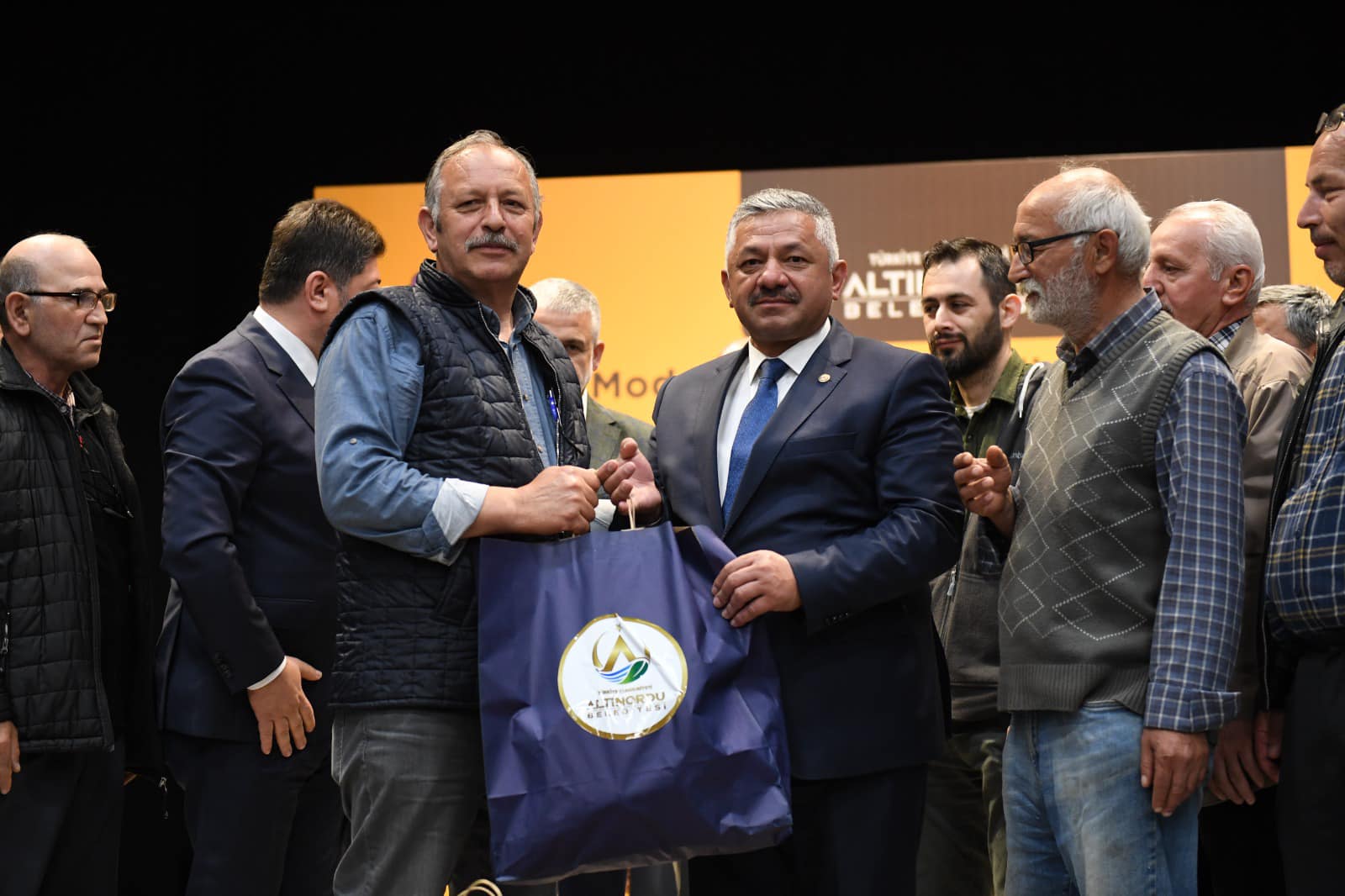 HER ŞARTTA ÜRETİCİSİNİN YANINDA OLAN ALTINORDU BELEDİYESİ’NDEN BİR DESTEK DE ARICILAR VE BAL ÜRETİCİLERİNE