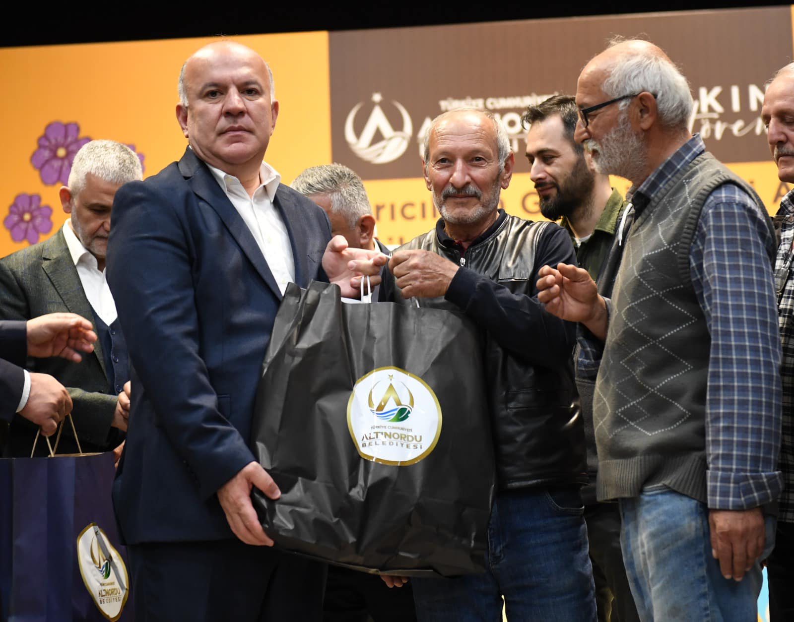 HER ŞARTTA ÜRETİCİSİNİN YANINDA OLAN ALTINORDU BELEDİYESİ’NDEN BİR DESTEK DE ARICILAR VE BAL ÜRETİCİLERİNE