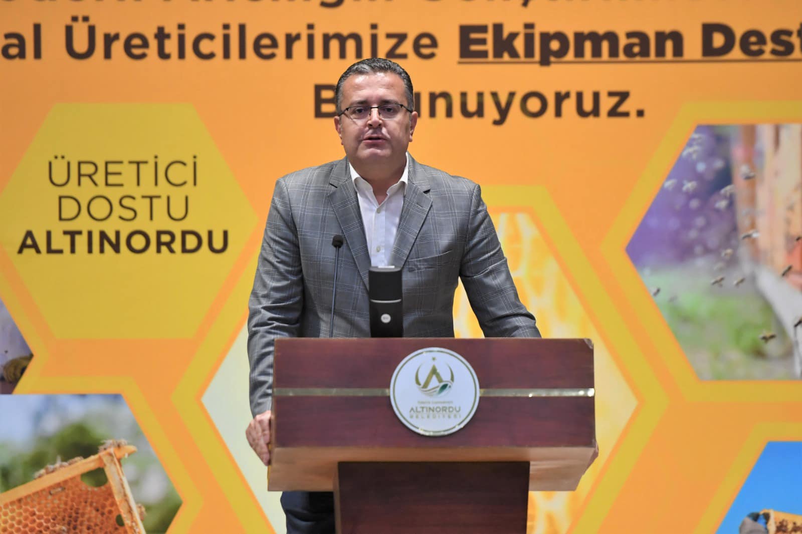 HER ŞARTTA ÜRETİCİSİNİN YANINDA OLAN ALTINORDU BELEDİYESİ’NDEN BİR DESTEK DE ARICILAR VE BAL ÜRETİCİLERİNE