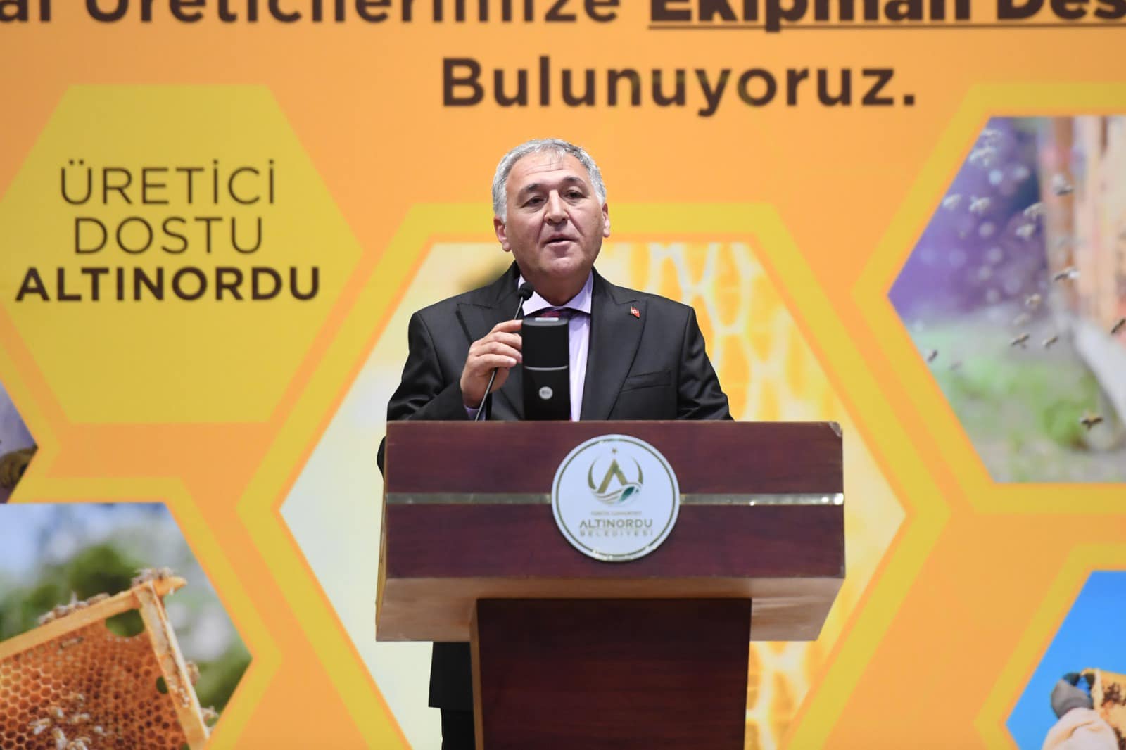 HER ŞARTTA ÜRETİCİSİNİN YANINDA OLAN ALTINORDU BELEDİYESİ’NDEN BİR DESTEK DE ARICILAR VE BAL ÜRETİCİLERİNE