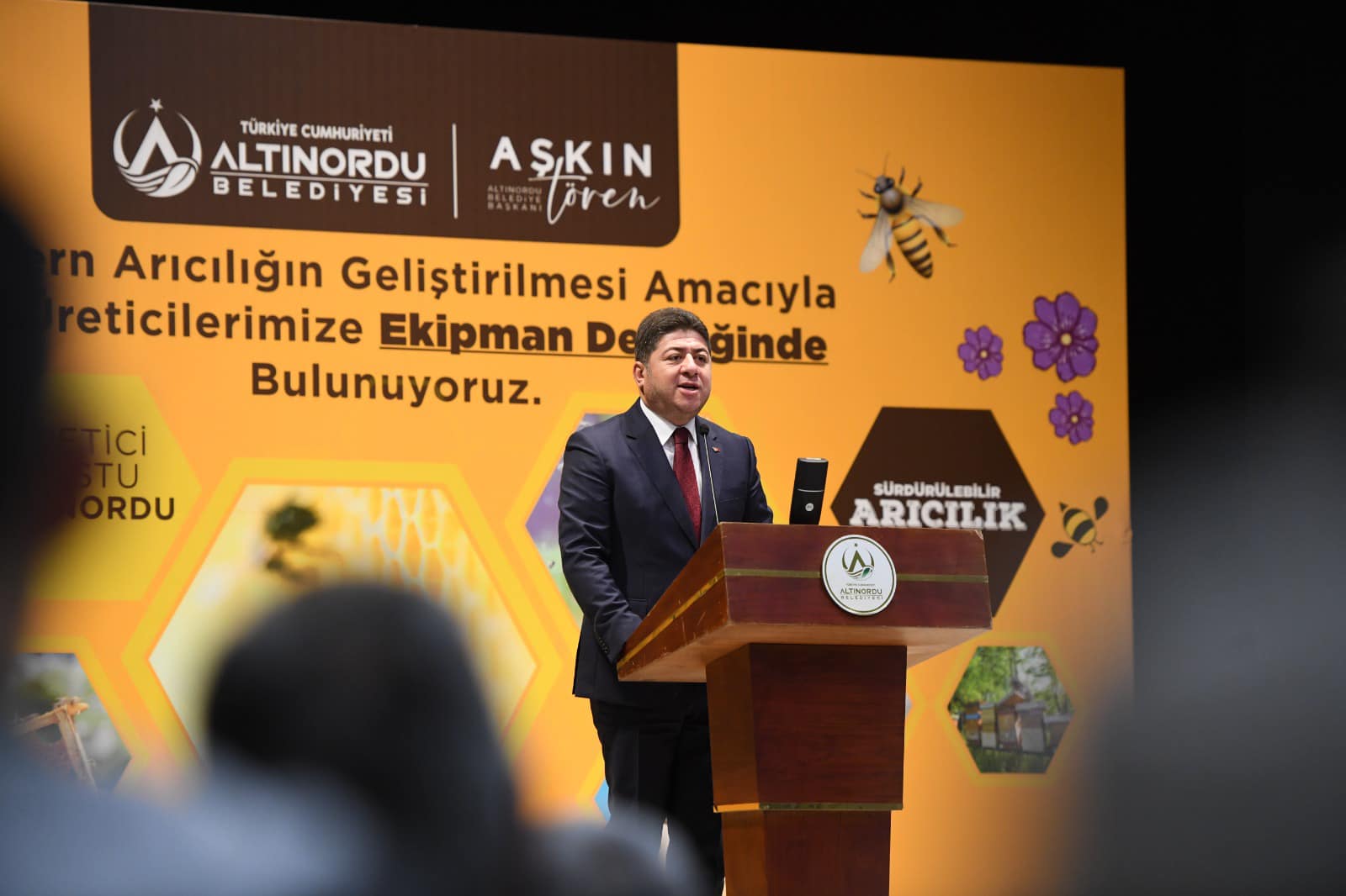 HER ŞARTTA ÜRETİCİSİNİN YANINDA OLAN ALTINORDU BELEDİYESİ’NDEN BİR DESTEK DE ARICILAR VE BAL ÜRETİCİLERİNE