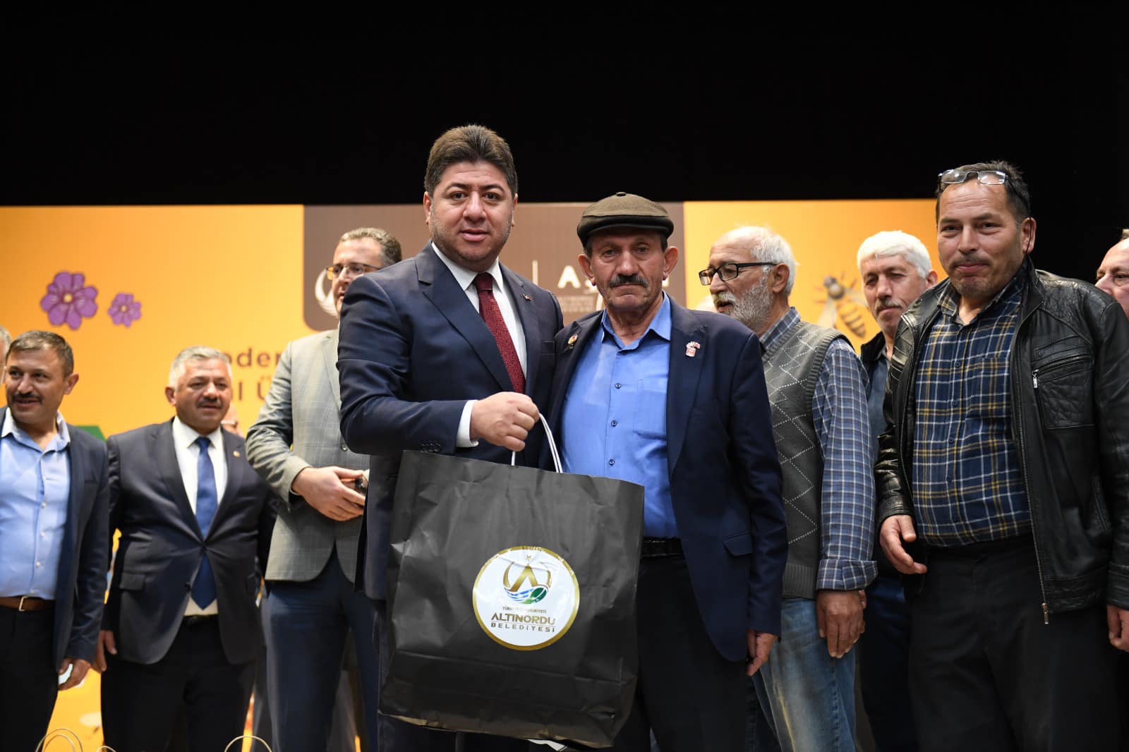 HER ŞARTTA ÜRETİCİSİNİN YANINDA OLAN ALTINORDU BELEDİYESİ’NDEN BİR DESTEK DE ARICILAR VE BAL ÜRETİCİLERİNE