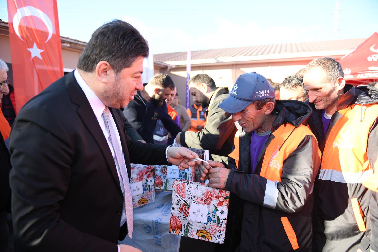 BAŞKAN TÖREN TEMİZLİK BİRİMİNDEKİ MESAİ ARKADAŞLARIYLA BİR ARAYA GELDİ