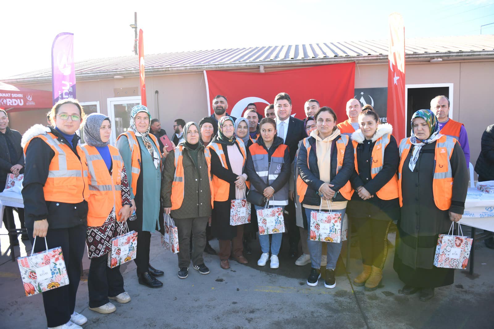 BAŞKAN TÖREN TEMİZLİK BİRİMİNDEKİ MESAİ ARKADAŞLARIYLA BİR ARAYA GELDİ