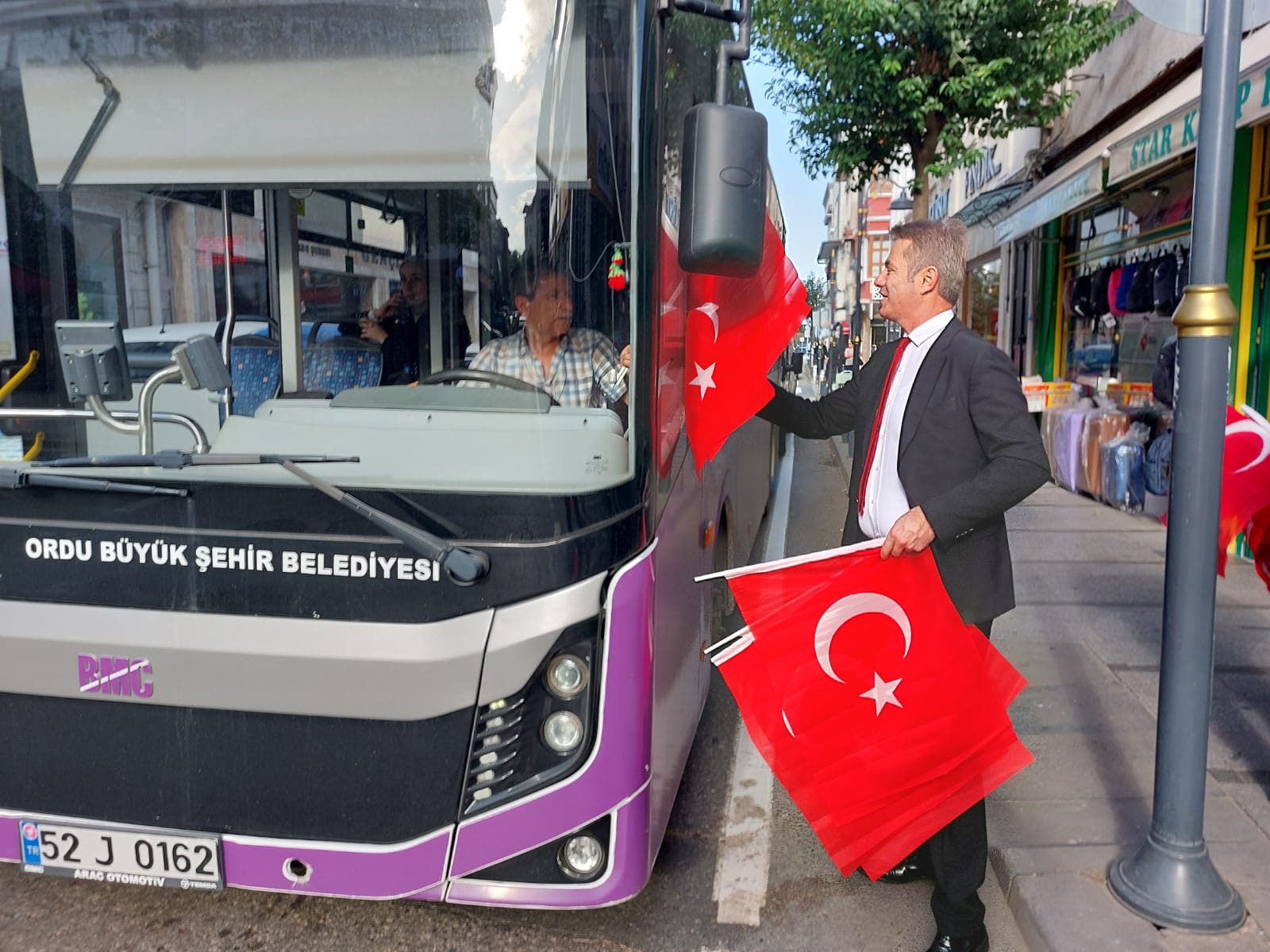 ALTINORDU’DA YER GÖK KIRMIZI BEYAZ