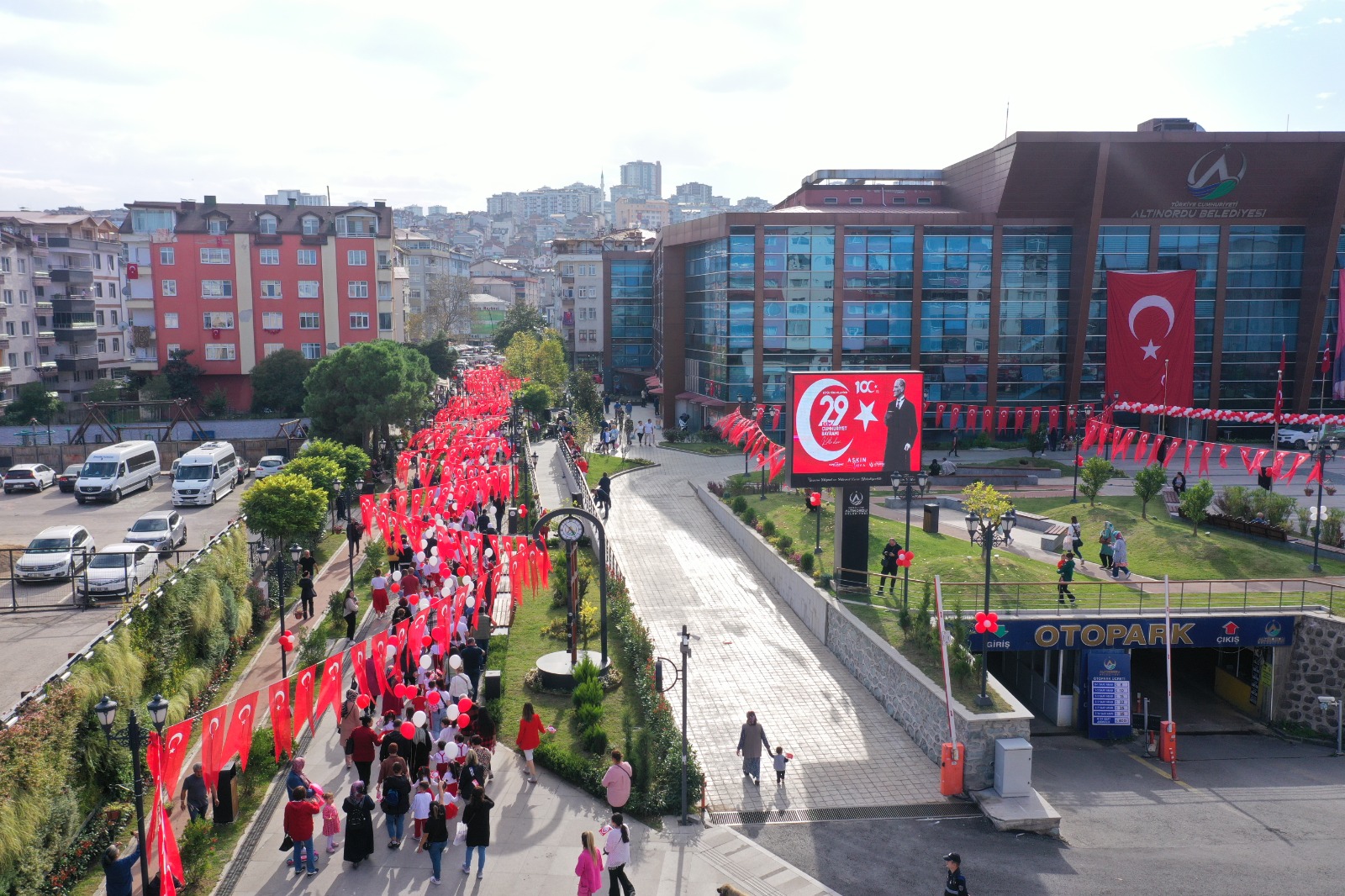 ALTINORDU’DA YER GÖK KIRMIZI BEYAZ