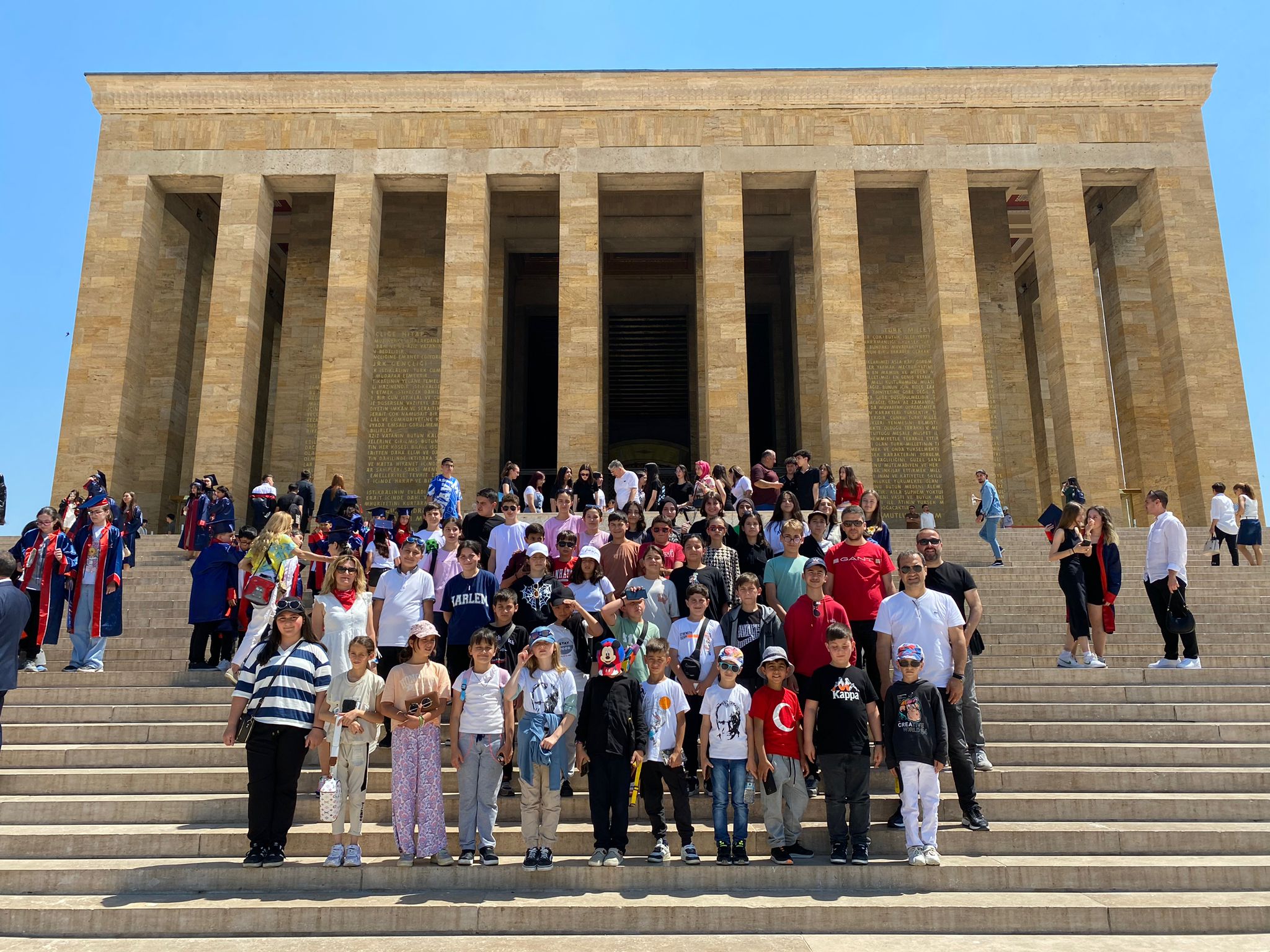 Başkan Tepe, gönüllere dokunmaya devam ediyor ALTINORDU BELEDİYESİ KÜLTÜR TURUYLA ÖĞRENCİLERİN YÜZÜNÜ GÜLDÜRDÜ