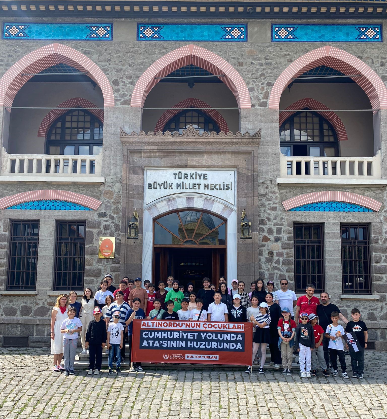 Başkan Tepe, gönüllere dokunmaya devam ediyor ALTINORDU BELEDİYESİ KÜLTÜR TURUYLA ÖĞRENCİLERİN YÜZÜNÜ GÜLDÜRDÜ