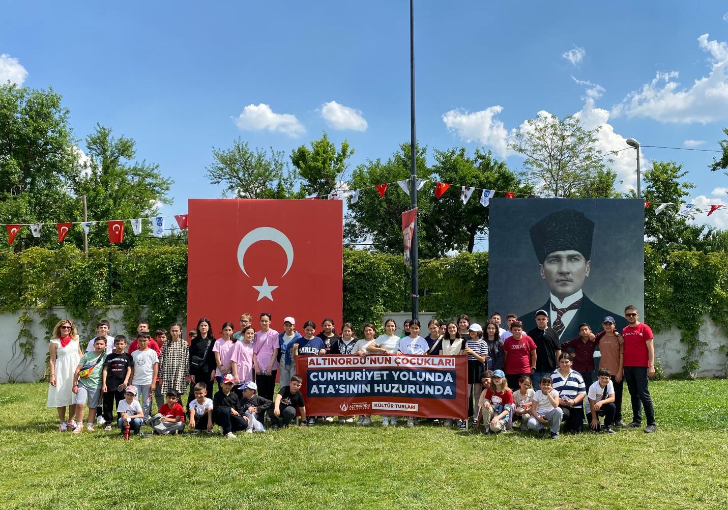 Başkan Tepe, gönüllere dokunmaya devam ediyor ALTINORDU BELEDİYESİ KÜLTÜR TURUYLA ÖĞRENCİLERİN YÜZÜNÜ GÜLDÜRDÜ