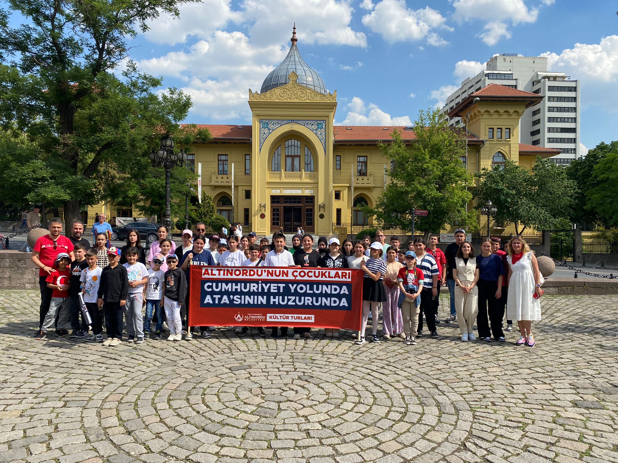 Başkan Tepe, gönüllere dokunmaya devam ediyor ALTINORDU BELEDİYESİ KÜLTÜR TURUYLA ÖĞRENCİLERİN YÜZÜNÜ GÜLDÜRDÜ