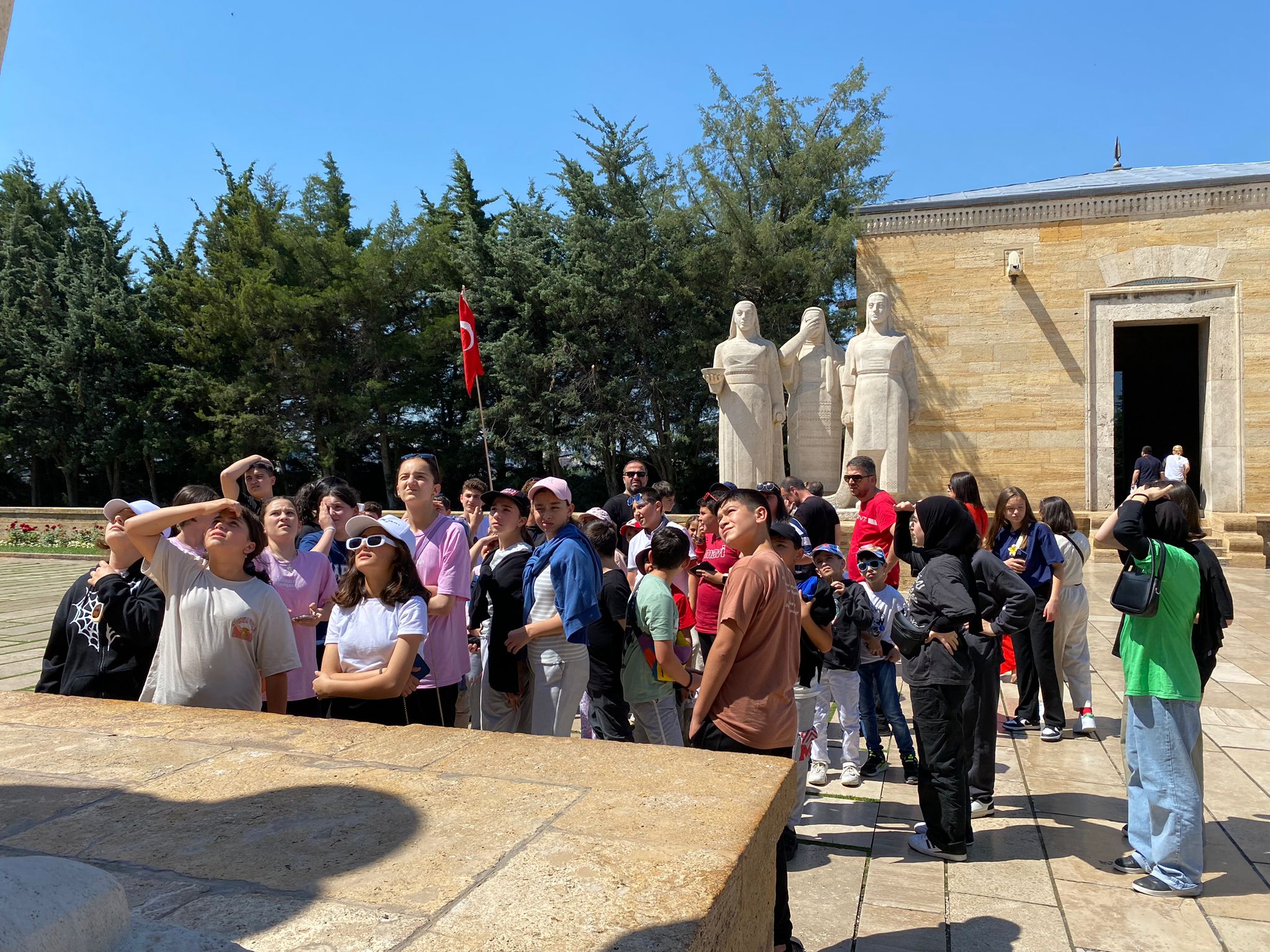 Başkan Tepe, gönüllere dokunmaya devam ediyor ALTINORDU BELEDİYESİ KÜLTÜR TURUYLA ÖĞRENCİLERİN YÜZÜNÜ GÜLDÜRDÜ