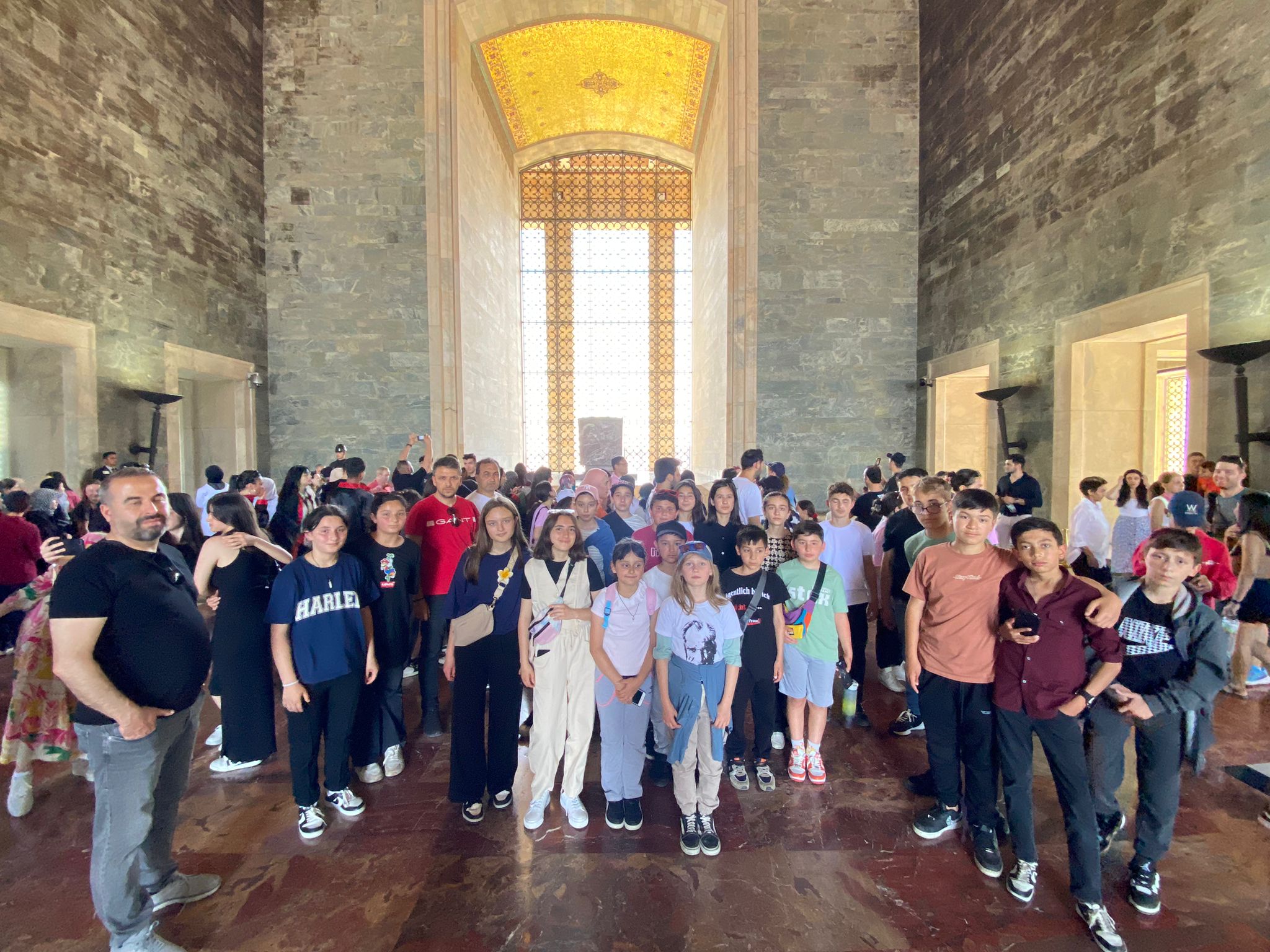 Başkan Tepe, gönüllere dokunmaya devam ediyor ALTINORDU BELEDİYESİ KÜLTÜR TURUYLA ÖĞRENCİLERİN YÜZÜNÜ GÜLDÜRDÜ