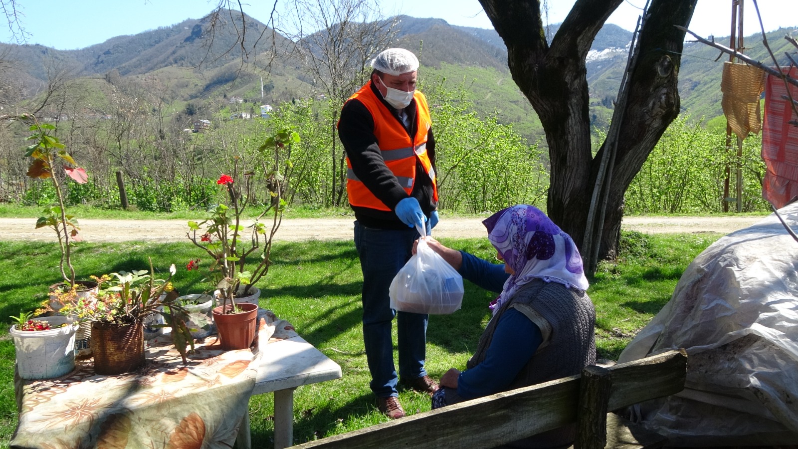 ALTINORDU BELEDİYESİ’NDEN İFTAR SOFRALARINA GÜNLÜK 10.000 SICAK YEMEK İKRAMI